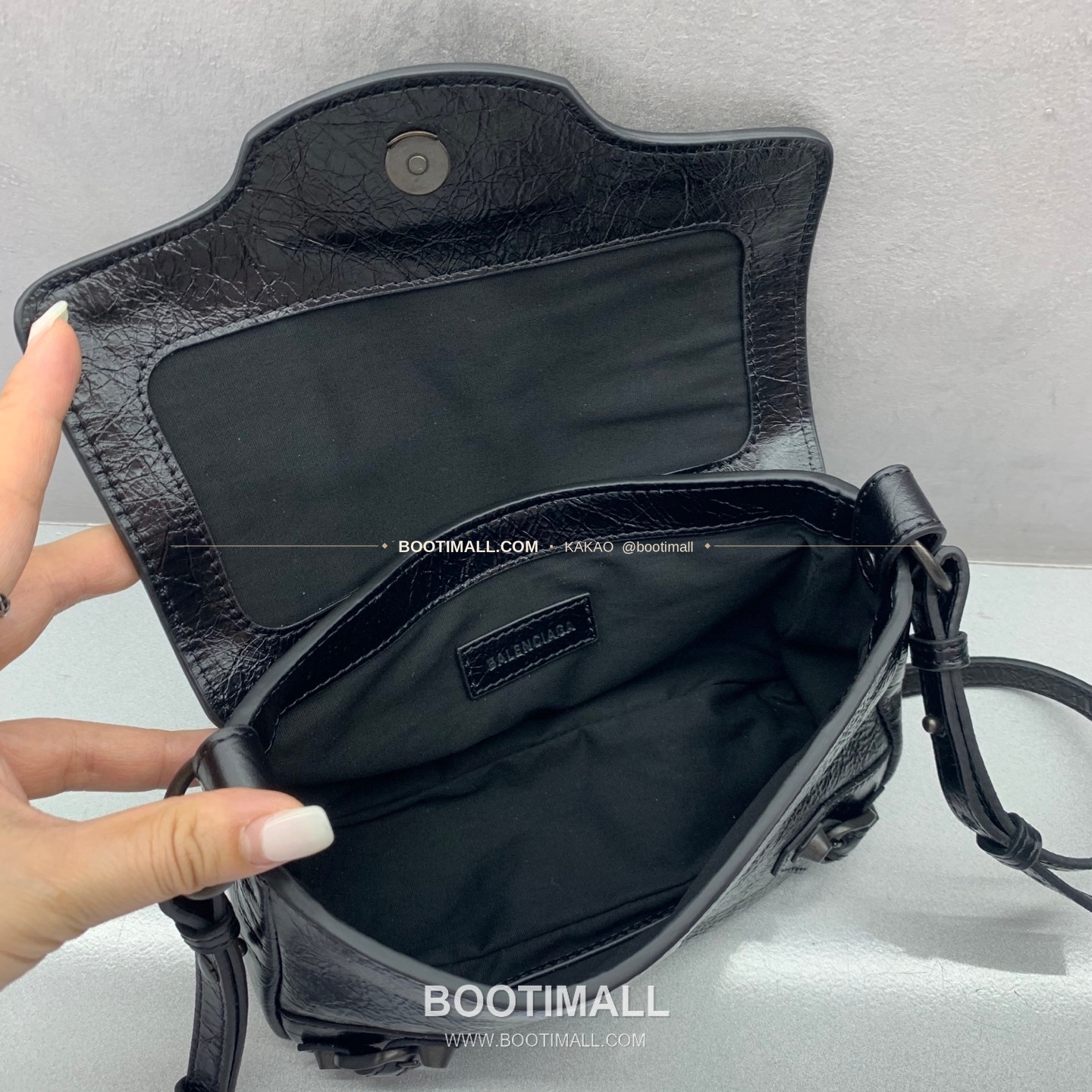 발렌시아가 르 시티 미니 크랙 레더 화이트 숄더 크로스백 Balenciaga Le City Mini Crack Leather White Shoulder Crossbody Bag 8100# 20cm 6