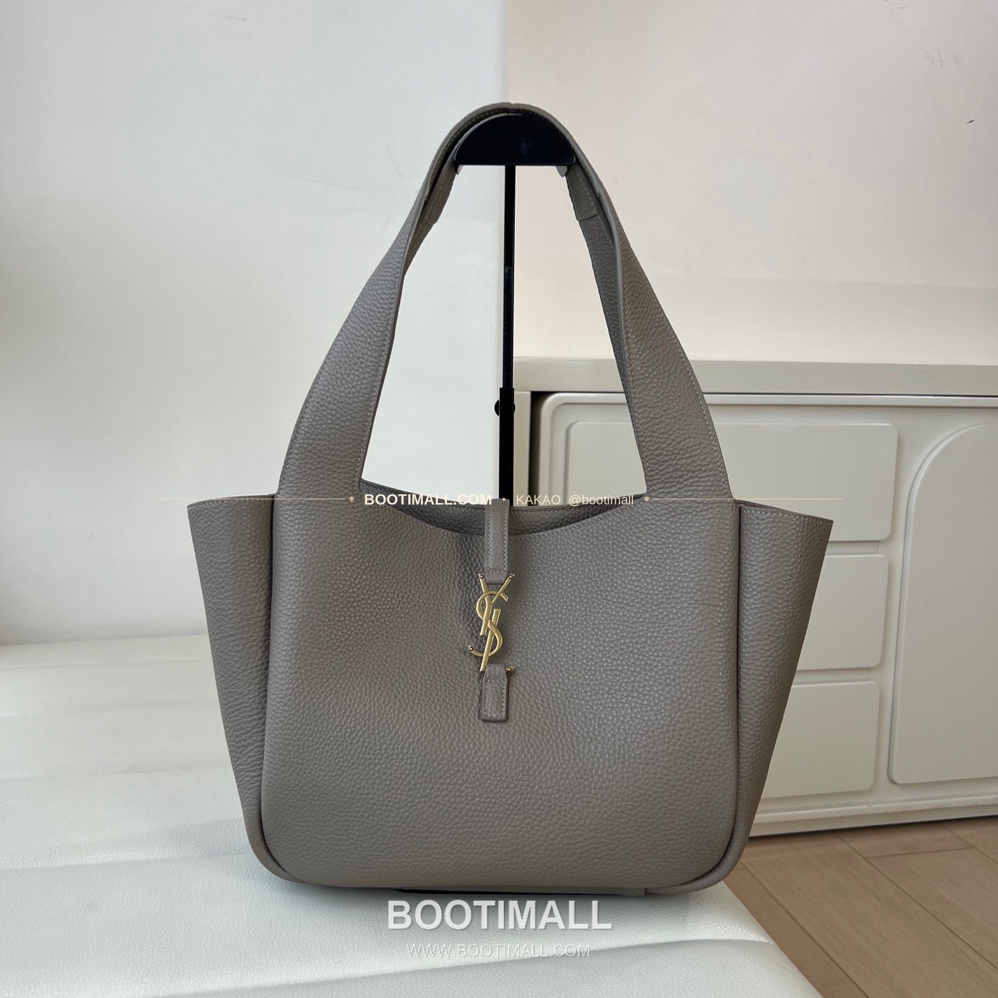생로랑 르 5 아 7 비아 그레인 레더 카산드라 토트백 Saint Laurent Le 5 A 7 Bea Grain Leather Cassandre Tote Bag 779029 47cm 1