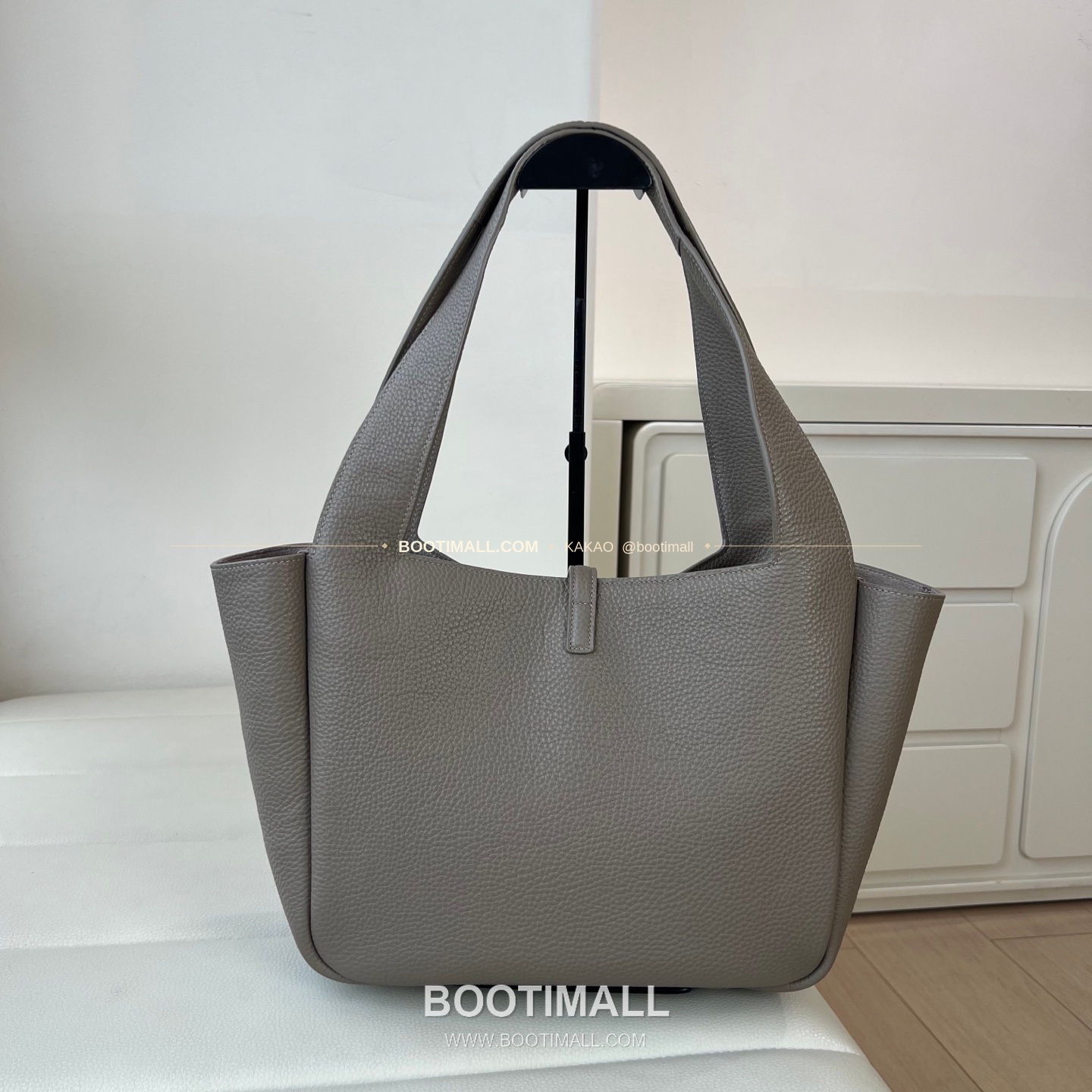 생로랑 르 5 아 7 비아 그레인 레더 카산드라 토트백 Saint Laurent Le 5 A 7 Bea Grain Leather Cassandre Tote Bag 779029 47cm 2