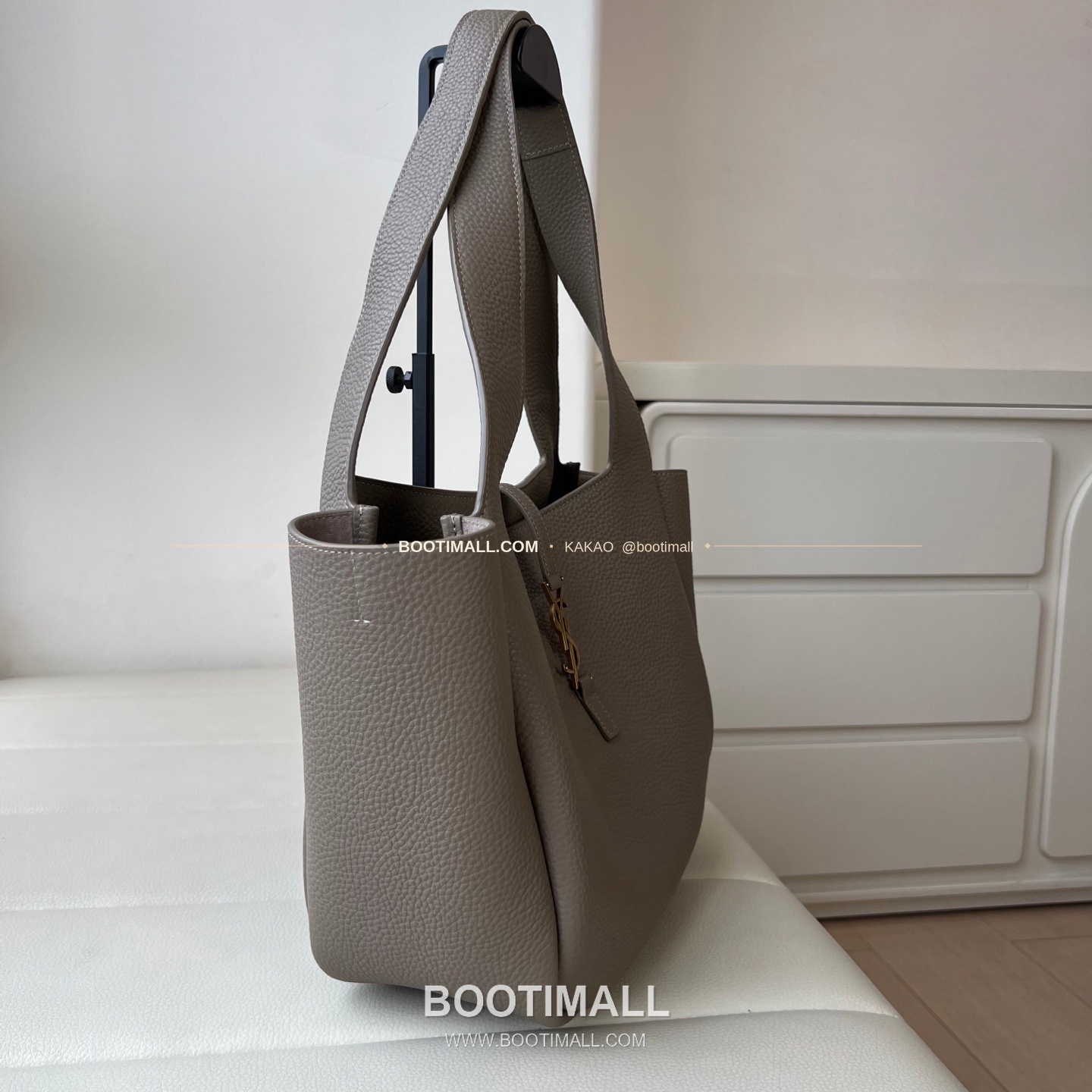 생로랑 르 5 아 7 비아 그레인 레더 카산드라 토트백 Saint Laurent Le 5 A 7 Bea Grain Leather Cassandre Tote Bag 779029 47cm 3