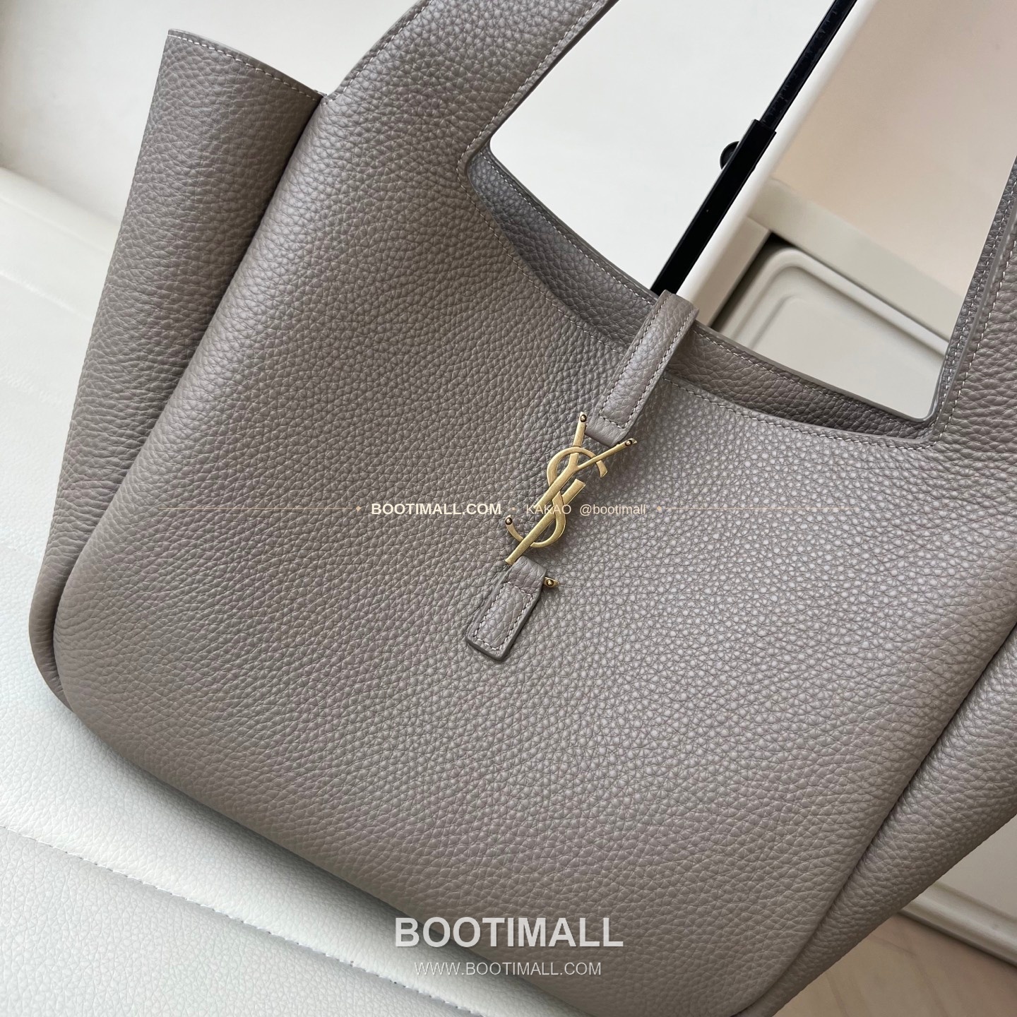 생로랑 르 5 아 7 비아 그레인 레더 카산드라 토트백 Saint Laurent Le 5 A 7 Bea Grain Leather Cassandre Tote Bag 779029 47cm 4