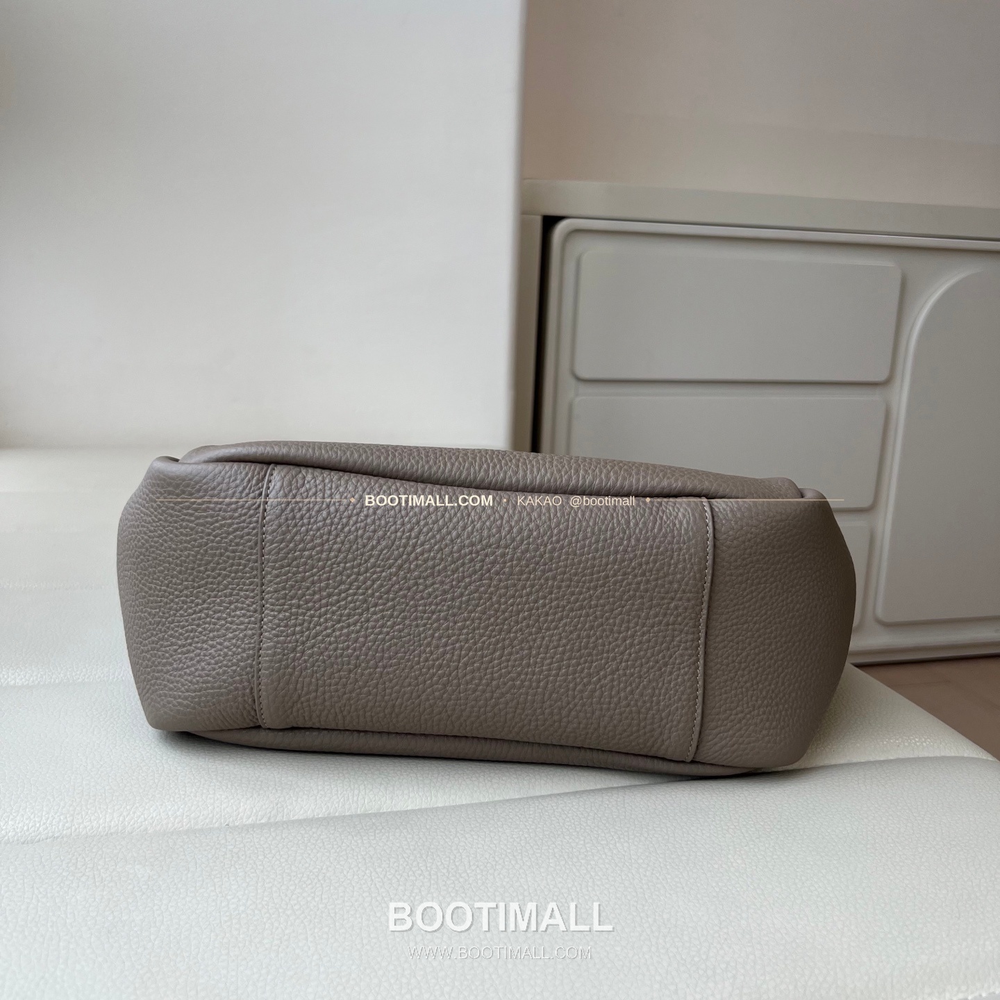 생로랑 르 5 아 7 비아 그레인 레더 카산드라 토트백 Saint Laurent Le 5 A 7 Bea Grain Leather Cassandre Tote Bag 779029 47cm 6