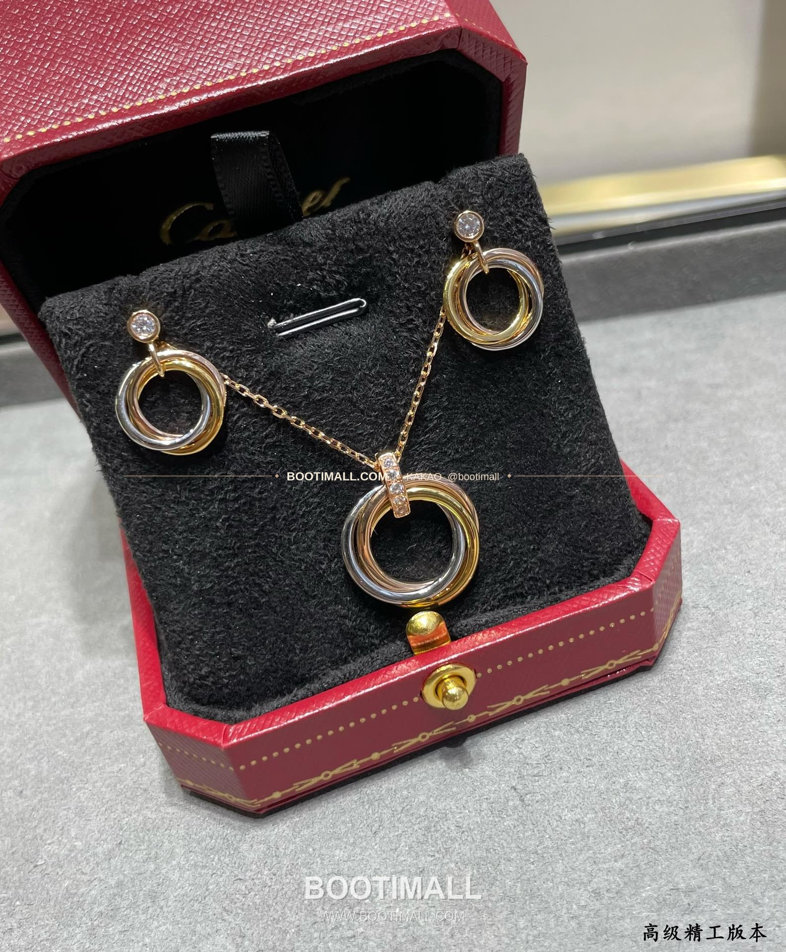 까르띠에 트리니티 트리플 링 다이아 V 골드 네크리스 Cartier Trinity Triple Ring Diamond V Gold Necklace 8060240 8