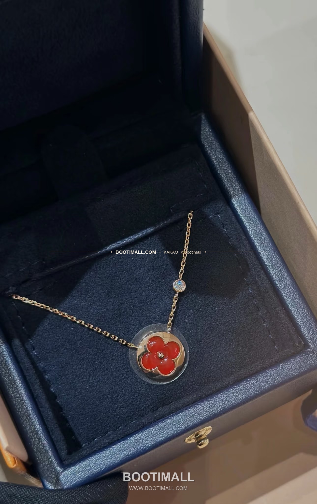 루이비통 모노그램 원형 핑크 자개 다이아 플라워 V 골드 네크리스 Louis Vuitton Monogram Round Pink Mother of Pearl Diamond Flower V Gold Necklace 1