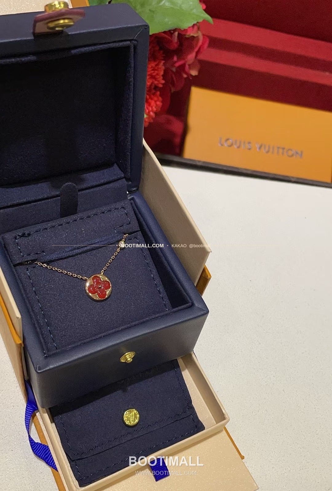 루이비통 모노그램 원형 핑크 자개 다이아 플라워 V 골드 네크리스 Louis Vuitton Monogram Round Pink Mother of Pearl Diamond Flower V Gold Necklace 2