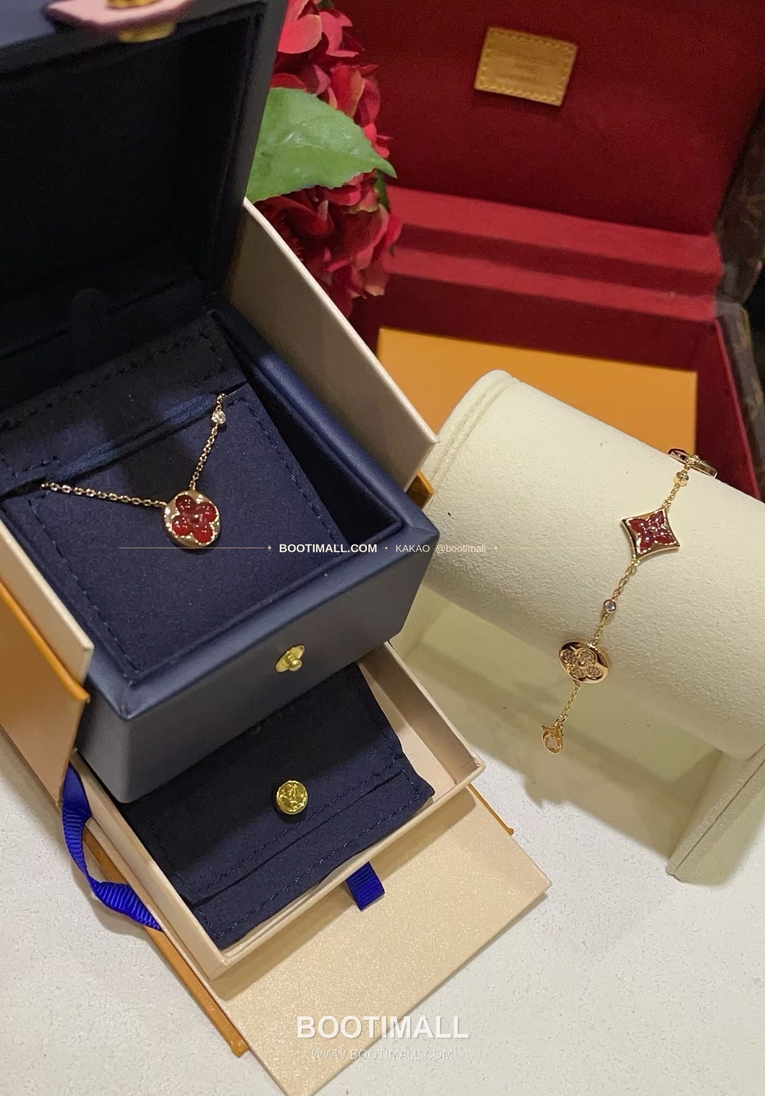 루이비통 모노그램 원형 핑크 자개 다이아 플라워 V 골드 네크리스 Louis Vuitton Monogram Round Pink Mother of Pearl Diamond Flower V Gold Necklace 3