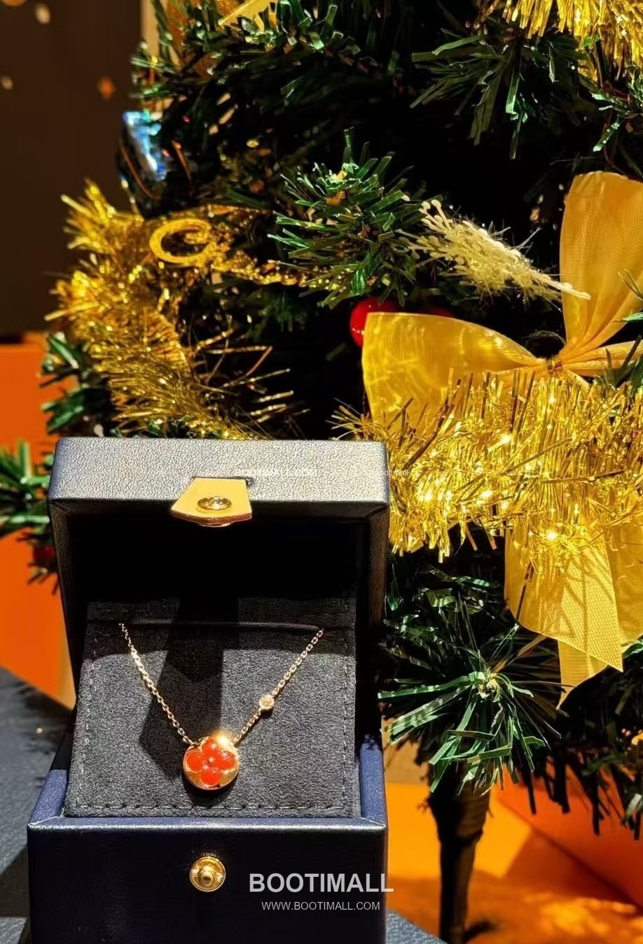 루이비통 모노그램 원형 핑크 자개 다이아 플라워 V 골드 네크리스 Louis Vuitton Monogram Round Pink Mother of Pearl Diamond Flower V Gold Necklace 4