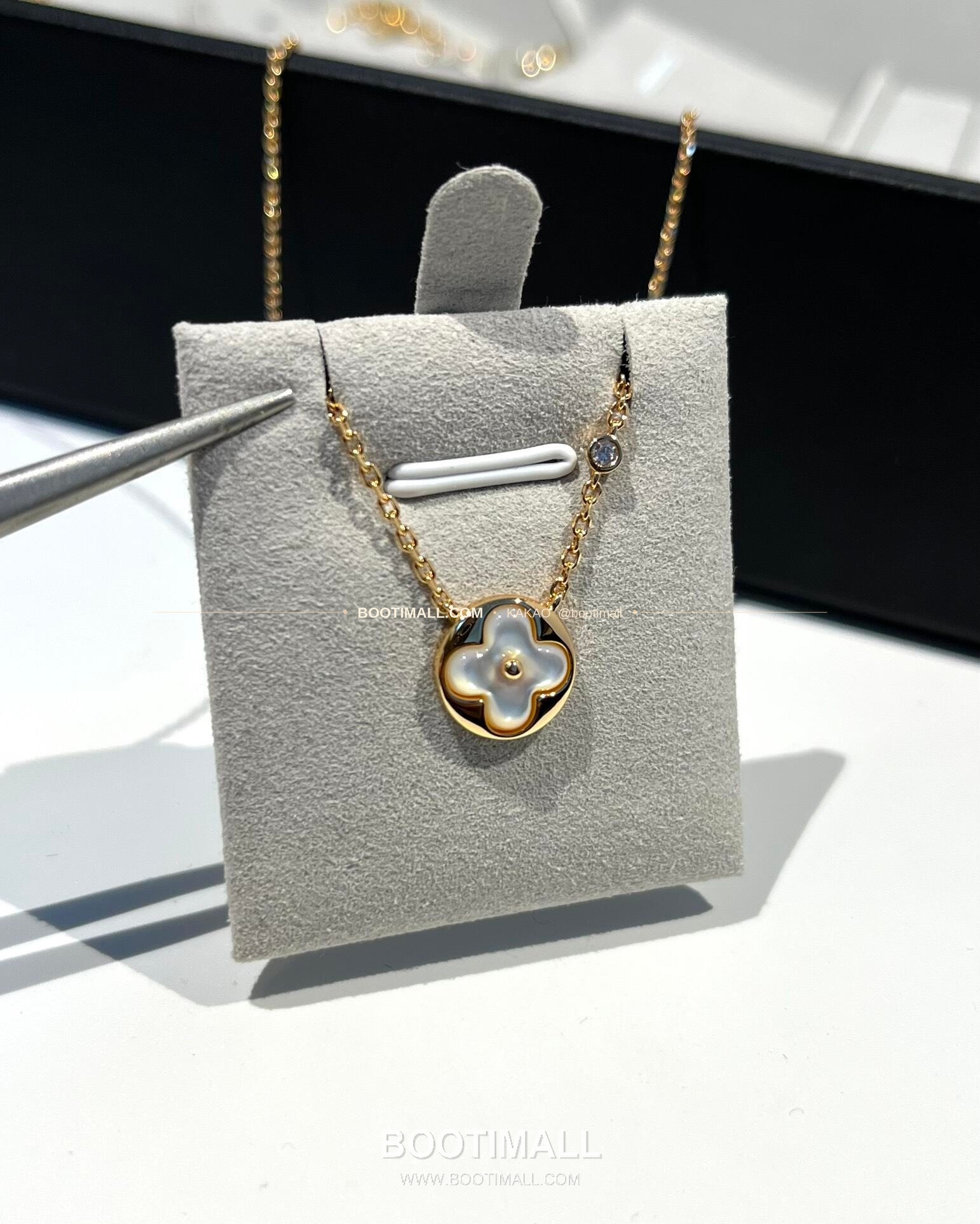 루이비통 모노그램 원형 핑크 자개 다이아 플라워 V 골드 네크리스 Louis Vuitton Monogram Round Pink Mother of Pearl Diamond Flower V Gold Necklace 3