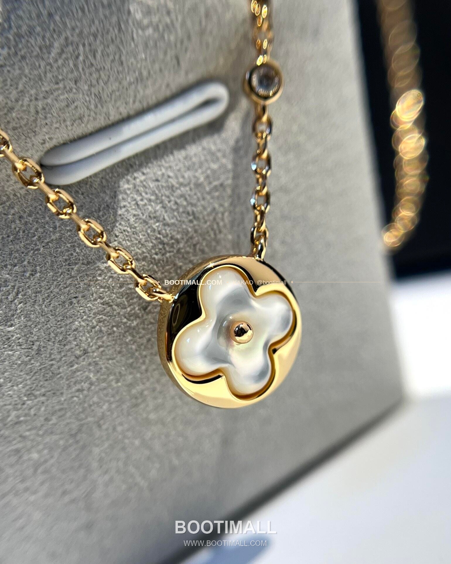 루이비통 모노그램 원형 핑크 자개 다이아 플라워 V 골드 네크리스 Louis Vuitton Monogram Round Pink Mother of Pearl Diamond Flower V Gold Necklace 7
