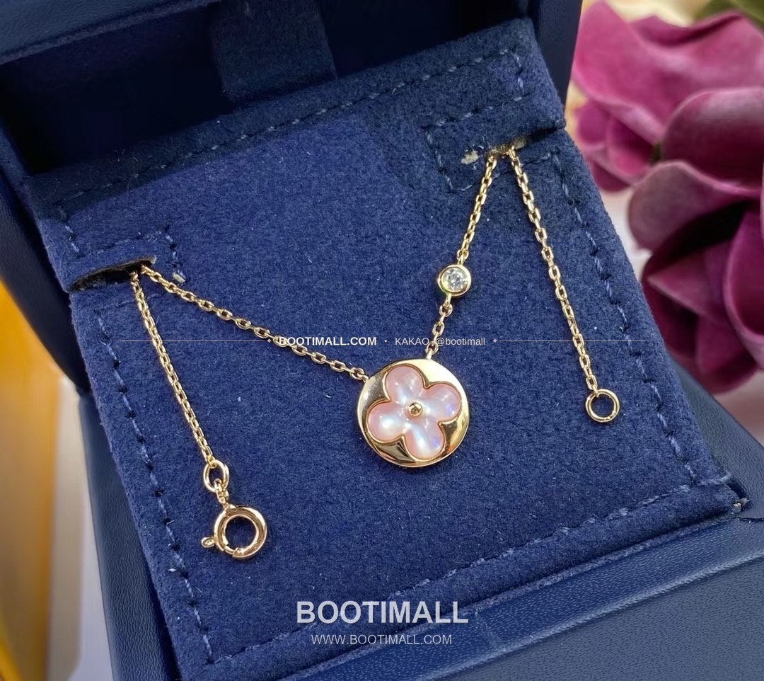 루이비통 모노그램 원형 핑크 자개 다이아 플라워 V 골드 네크리스 Louis Vuitton Monogram Round Pink Mother of Pearl Diamond Flower V Gold Necklace 1