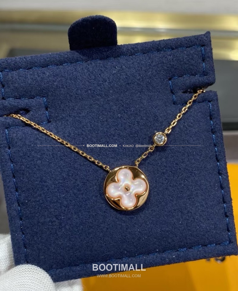 루이비통 모노그램 원형 핑크 자개 다이아 플라워 V 골드 네크리스 Louis Vuitton Monogram Round Pink Mother of Pearl Diamond Flower V Gold Necklace 2