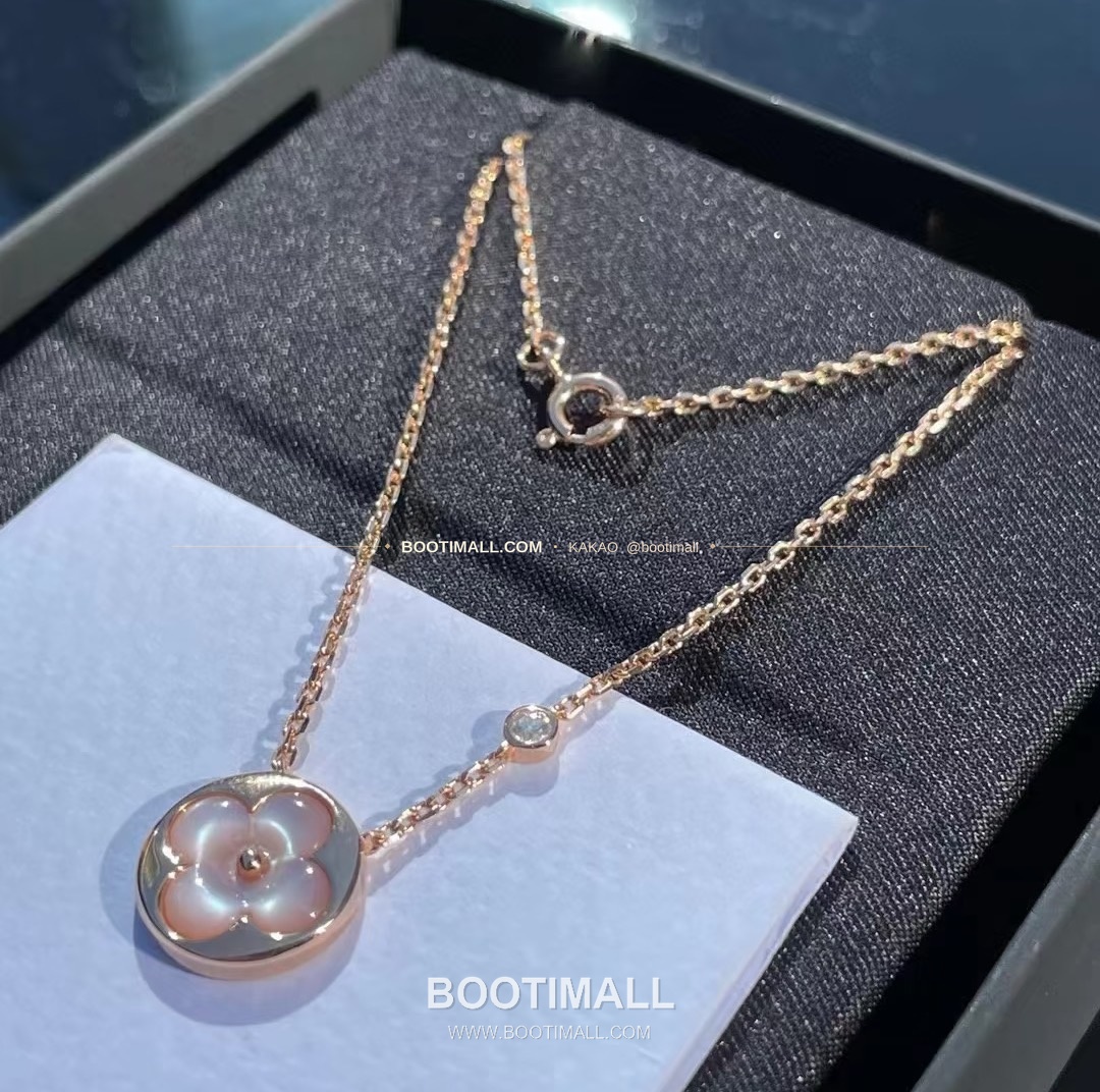 루이비통 모노그램 원형 핑크 자개 다이아 플라워 V 골드 네크리스 Louis Vuitton Monogram Round Pink Mother of Pearl Diamond Flower V Gold Necklace 3