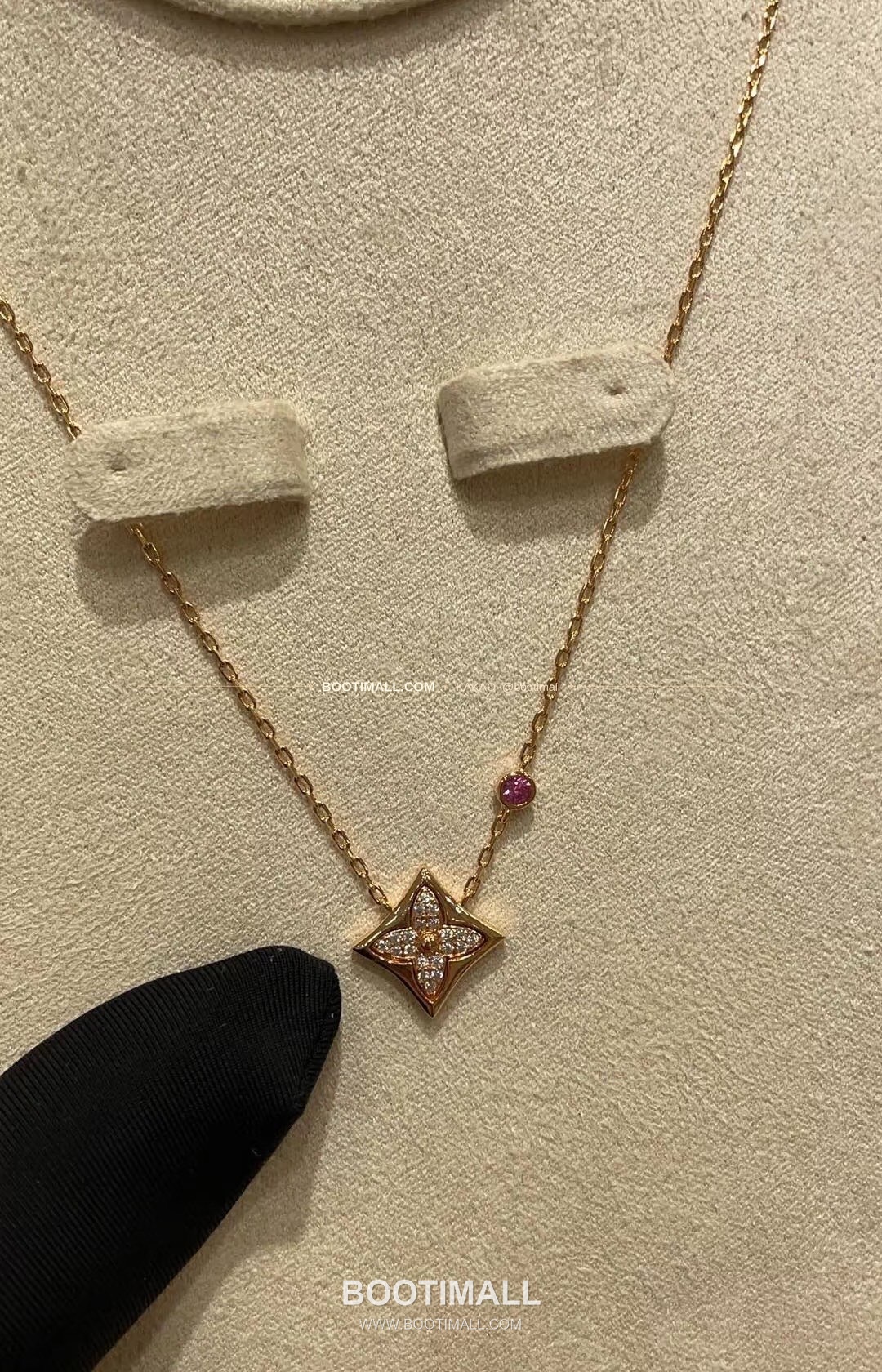 루이비통 모노그램 다이아 핑크 다이아 V 골드 네크리스 Louis Vuitton Monogram Diamond Pink Diamond V Gold Necklace 3
