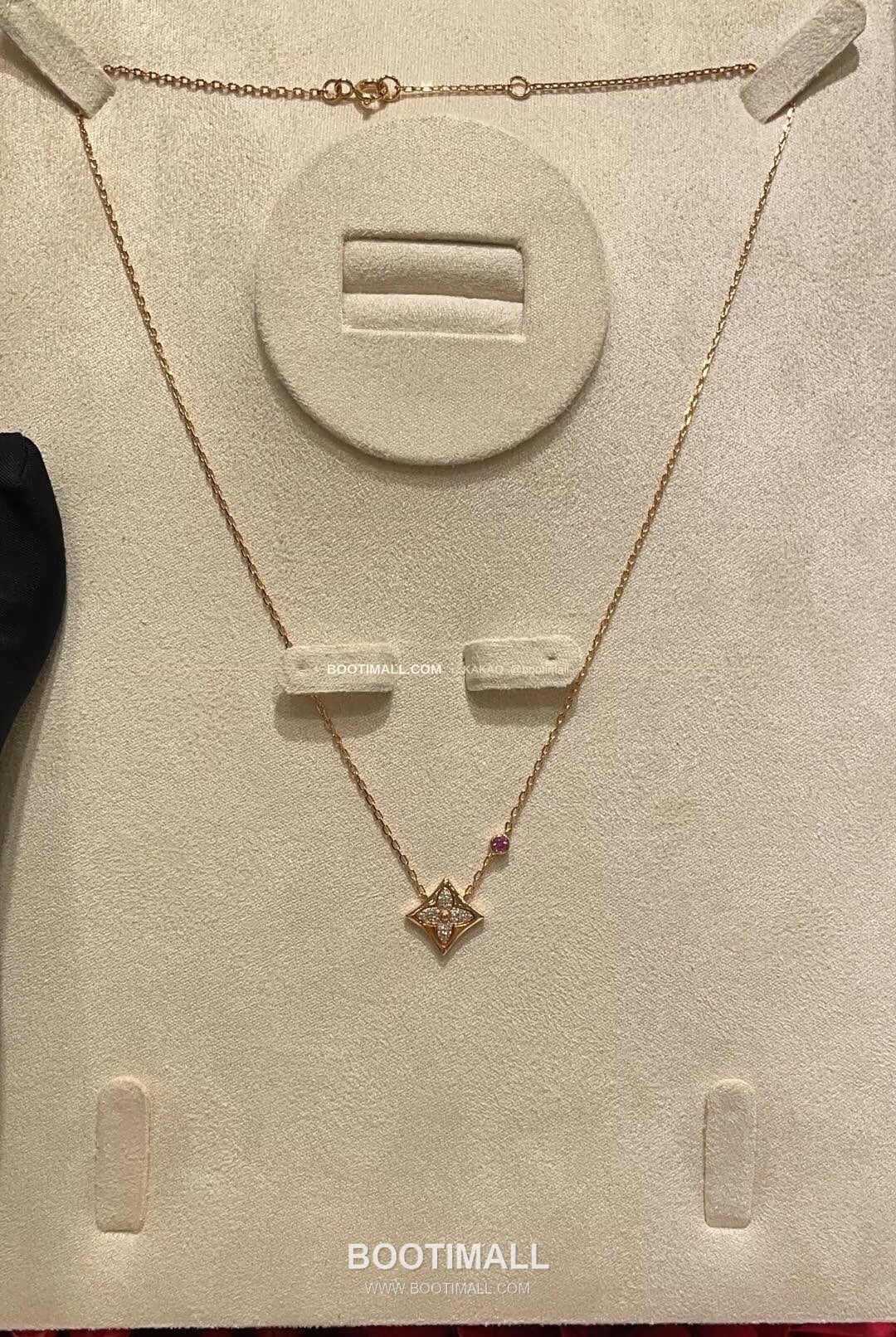 루이비통 모노그램 다이아 핑크 다이아 V 골드 네크리스 Louis Vuitton Monogram Diamond Pink Diamond V Gold Necklace 4
