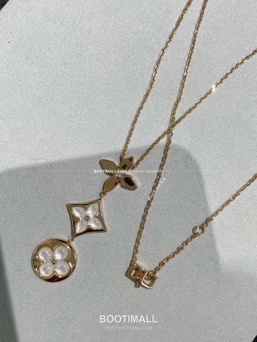 루이비통 컬러 블라썸 화이트 자개 트리플 플라워 V 골드 네크리스 Louis Vuitton Color Blossom White Mother of Pearl Triple Flower V Gold Necklace 4