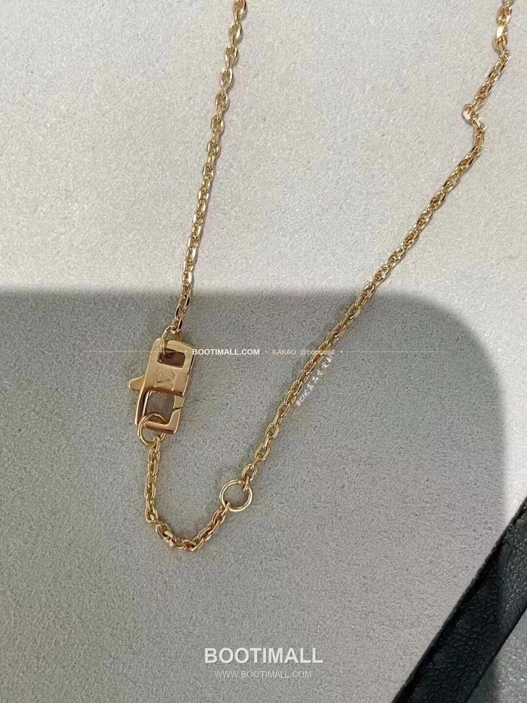 루이비통 컬러 블라썸 화이트 자개 트리플 플라워 V 골드 네크리스 Louis Vuitton Color Blossom White Mother of Pearl Triple Flower V Gold Necklace 6