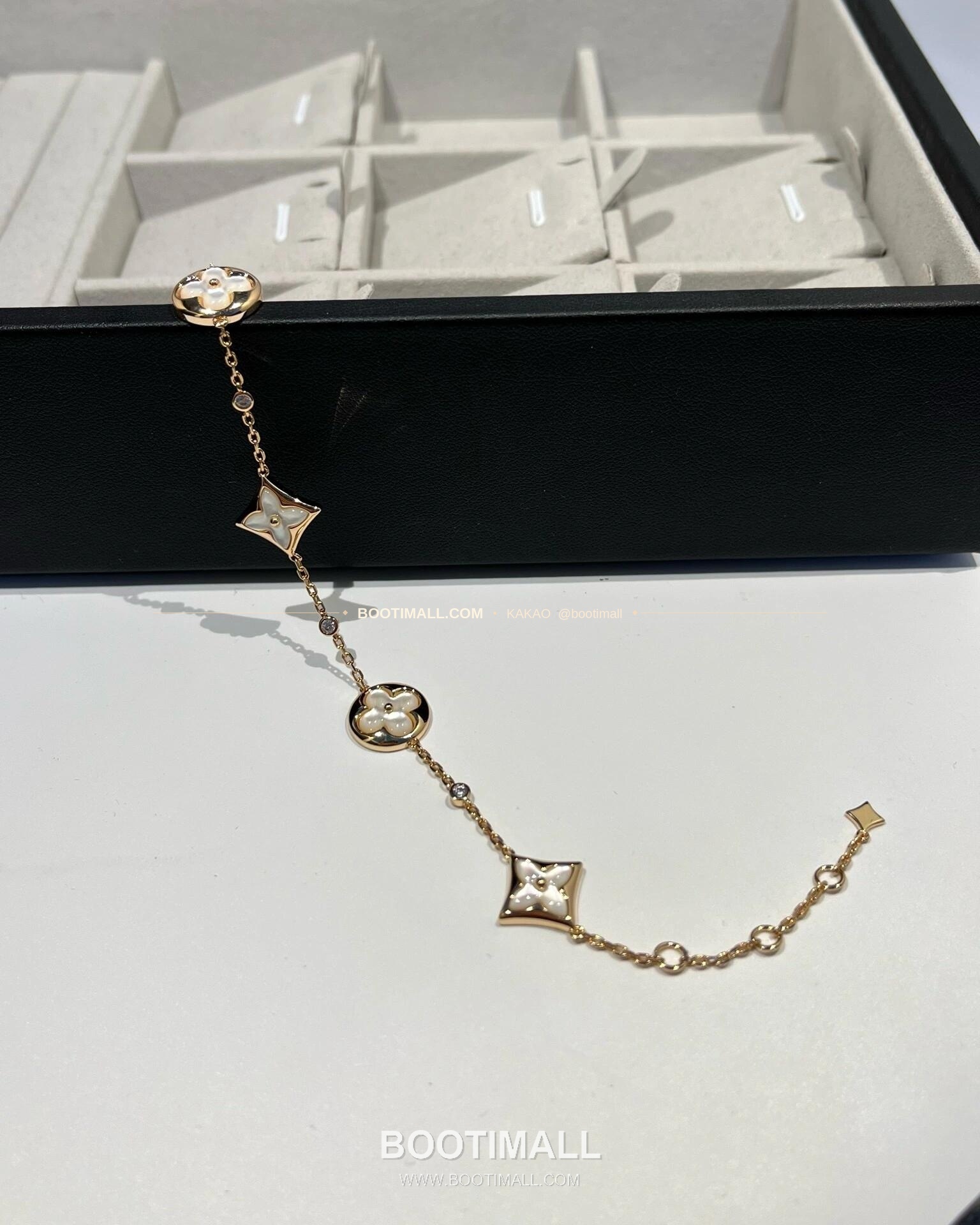 루이비통 컬러 블라썸 화이트 자개 플라워 V 골드 브레이슬릿 Louis Vuitton Color Blossom White Mother of Pearl Flower V Gold Bracelet 2