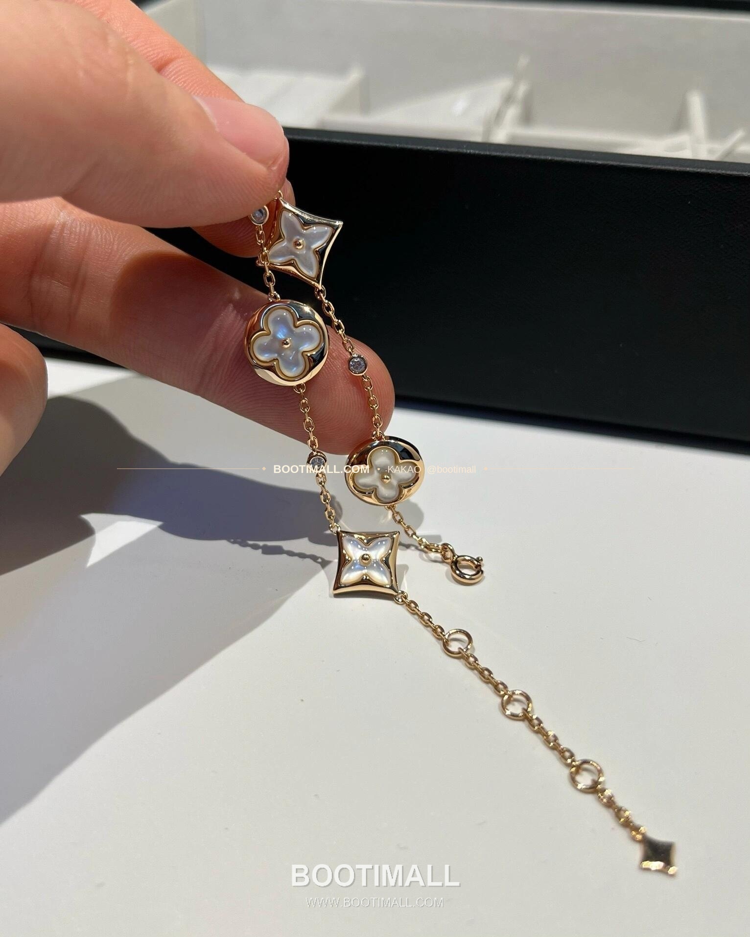 루이비통 컬러 블라썸 화이트 자개 플라워 V 골드 브레이슬릿 Louis Vuitton Color Blossom White Mother of Pearl Flower V Gold Bracelet 3