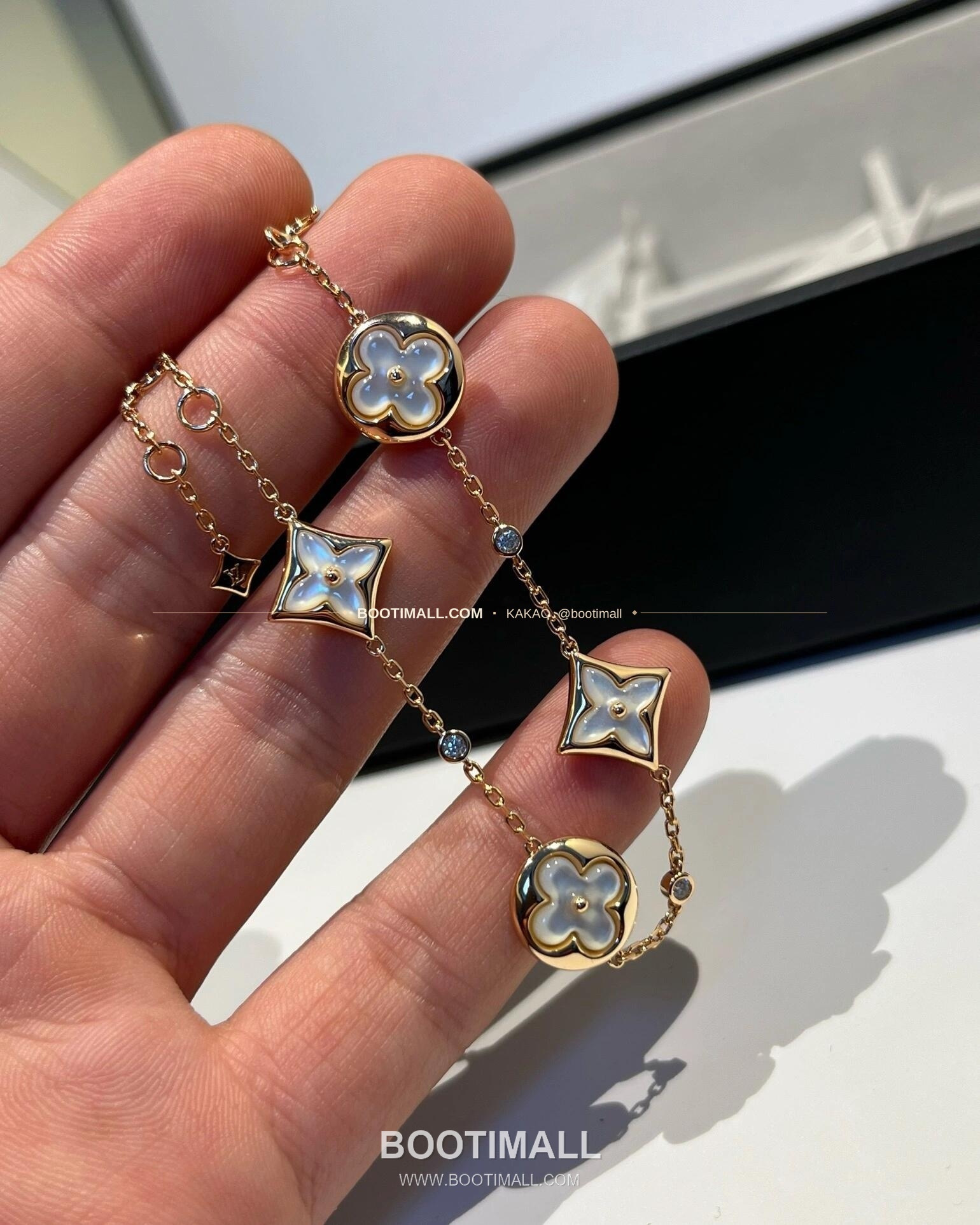 루이비통 컬러 블라썸 화이트 자개 플라워 V 골드 브레이슬릿 Louis Vuitton Color Blossom White Mother of Pearl Flower V Gold Bracelet 9