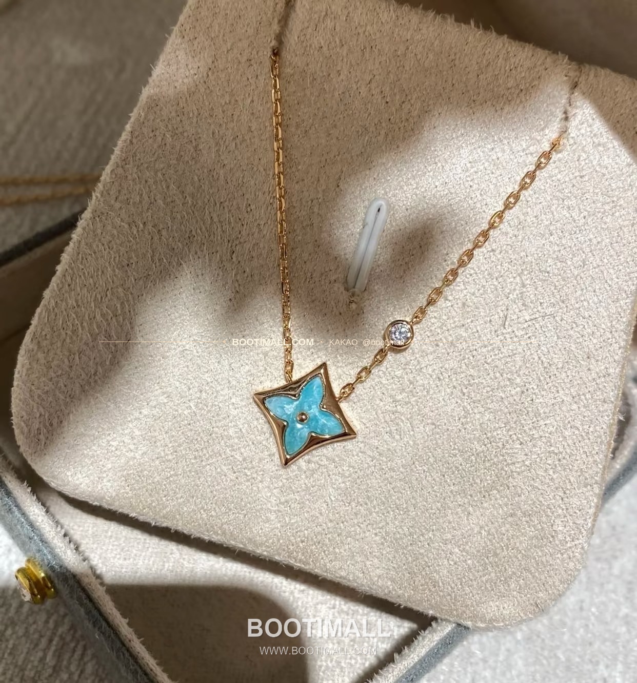 루이비통 모노그램 플라워 아마조나이트 V 골드 네크리스 Louis Vuitton Monogram Flower Amazonite V Gold Necklace 3