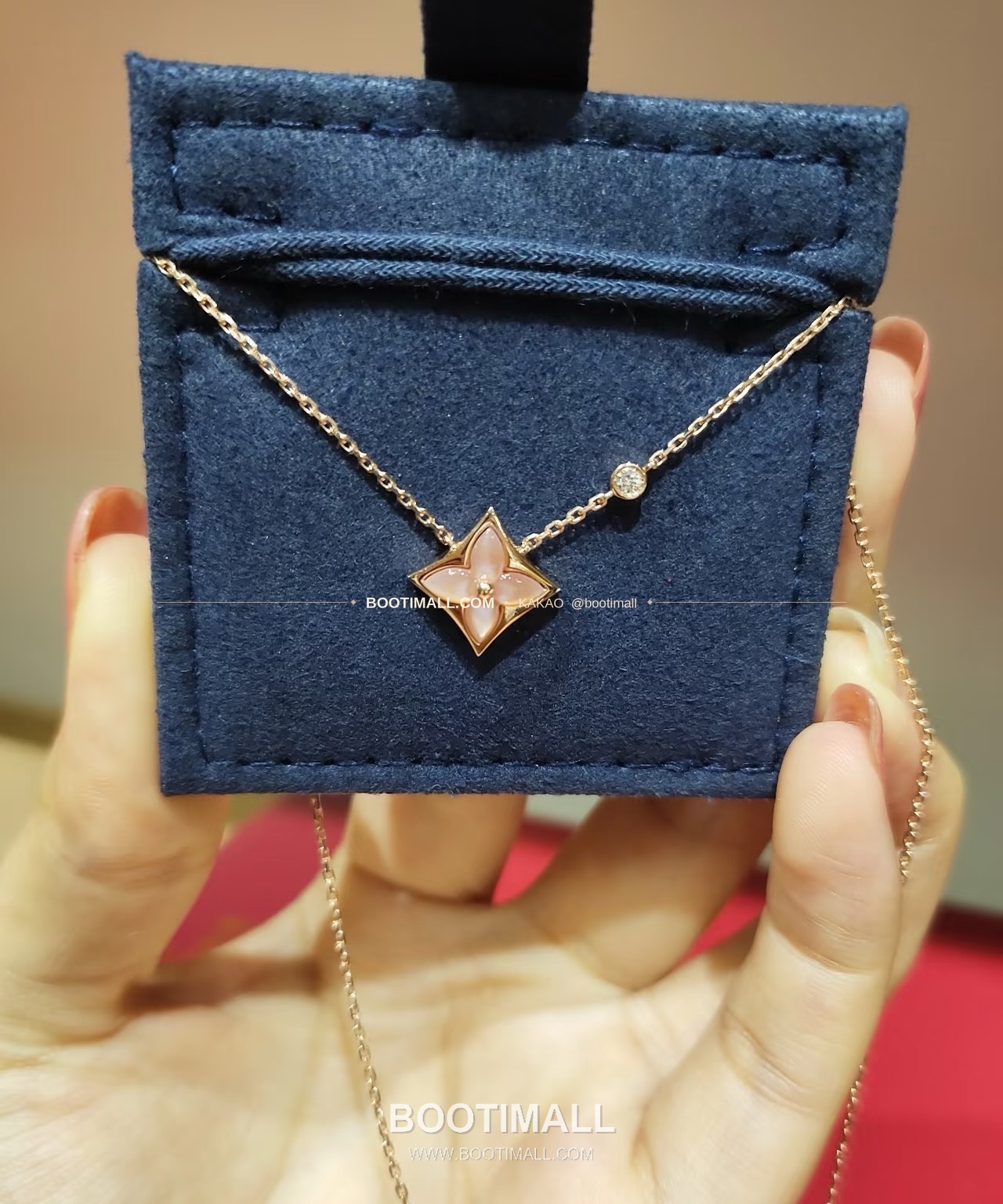 루이비통 모노그램 플라워 핑크 자개 V 골드 네크리스 Louis Vuitton Monogram Flower Pink Mother of Pearl V Gold Necklace 1