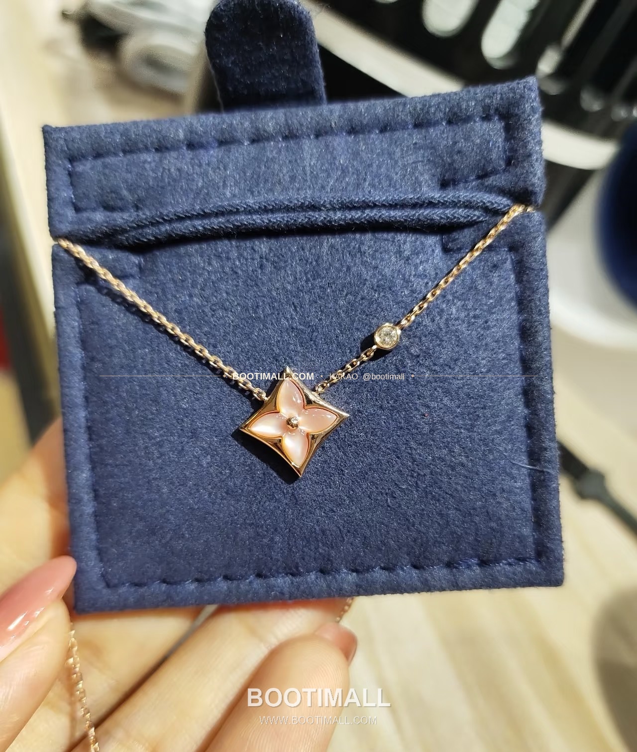 루이비통 모노그램 플라워 핑크 자개 V 골드 네크리스 Louis Vuitton Monogram Flower Pink Mother of Pearl V Gold Necklace 2