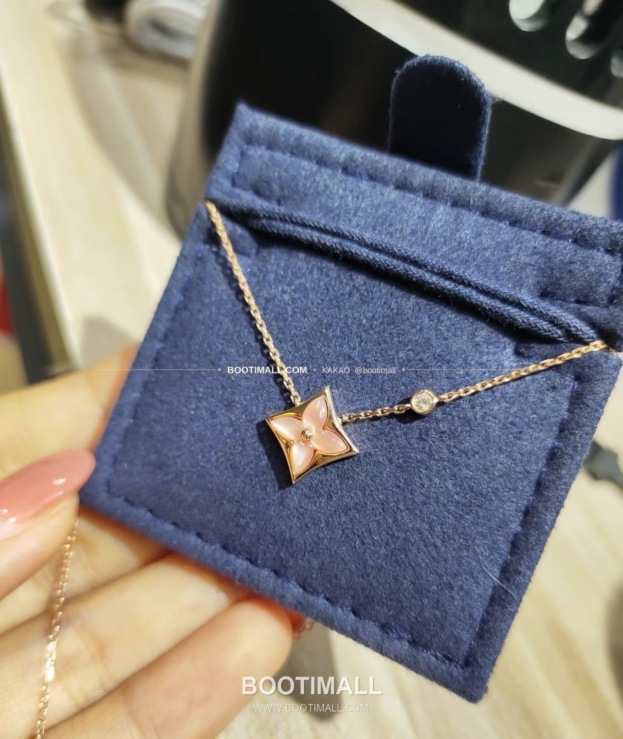 루이비통 모노그램 플라워 핑크 자개 V 골드 네크리스 Louis Vuitton Monogram Flower Pink Mother of Pearl V Gold Necklace 3