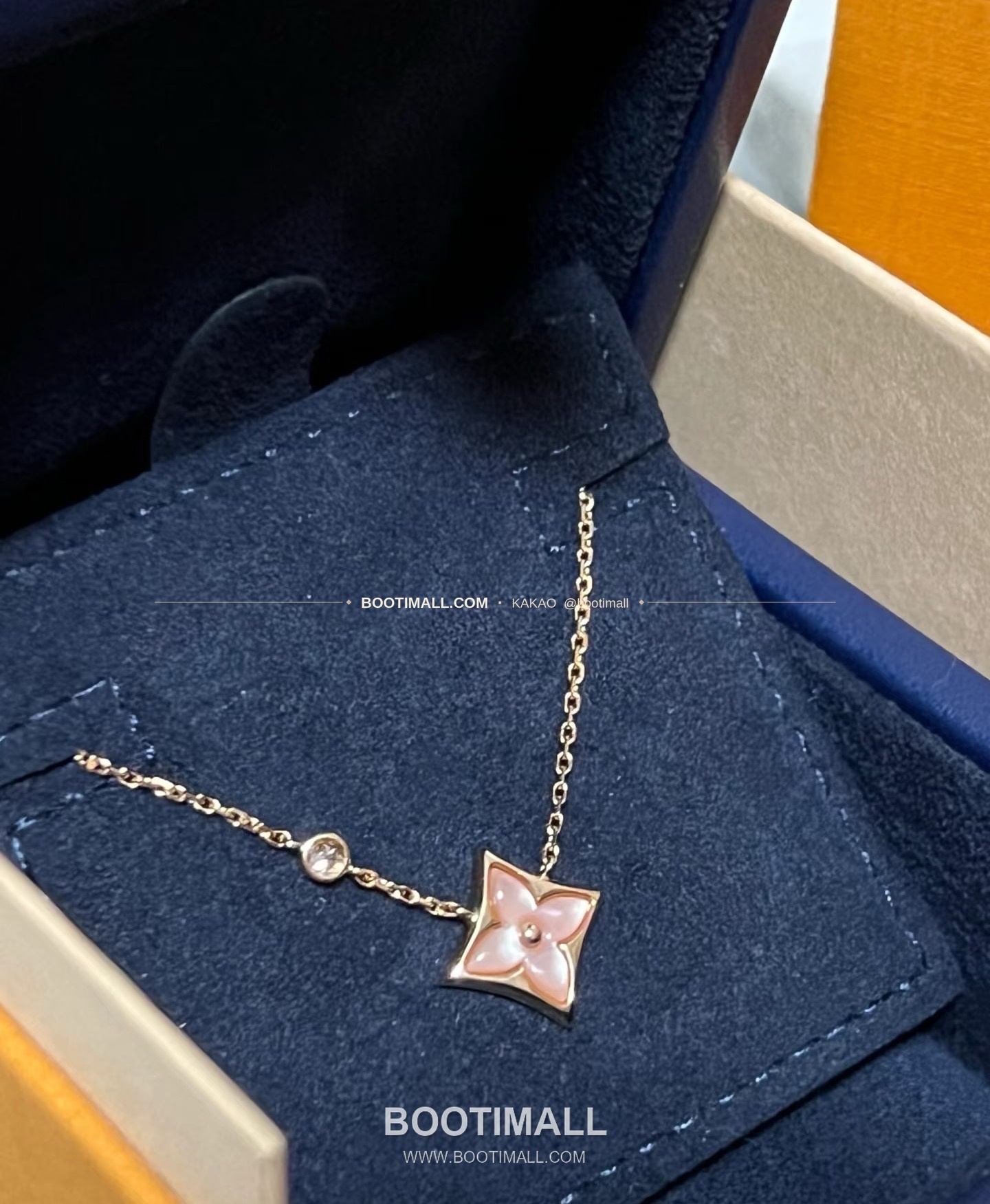 루이비통 모노그램 플라워 핑크 자개 V 골드 네크리스 Louis Vuitton Monogram Flower Pink Mother of Pearl V Gold Necklace 6