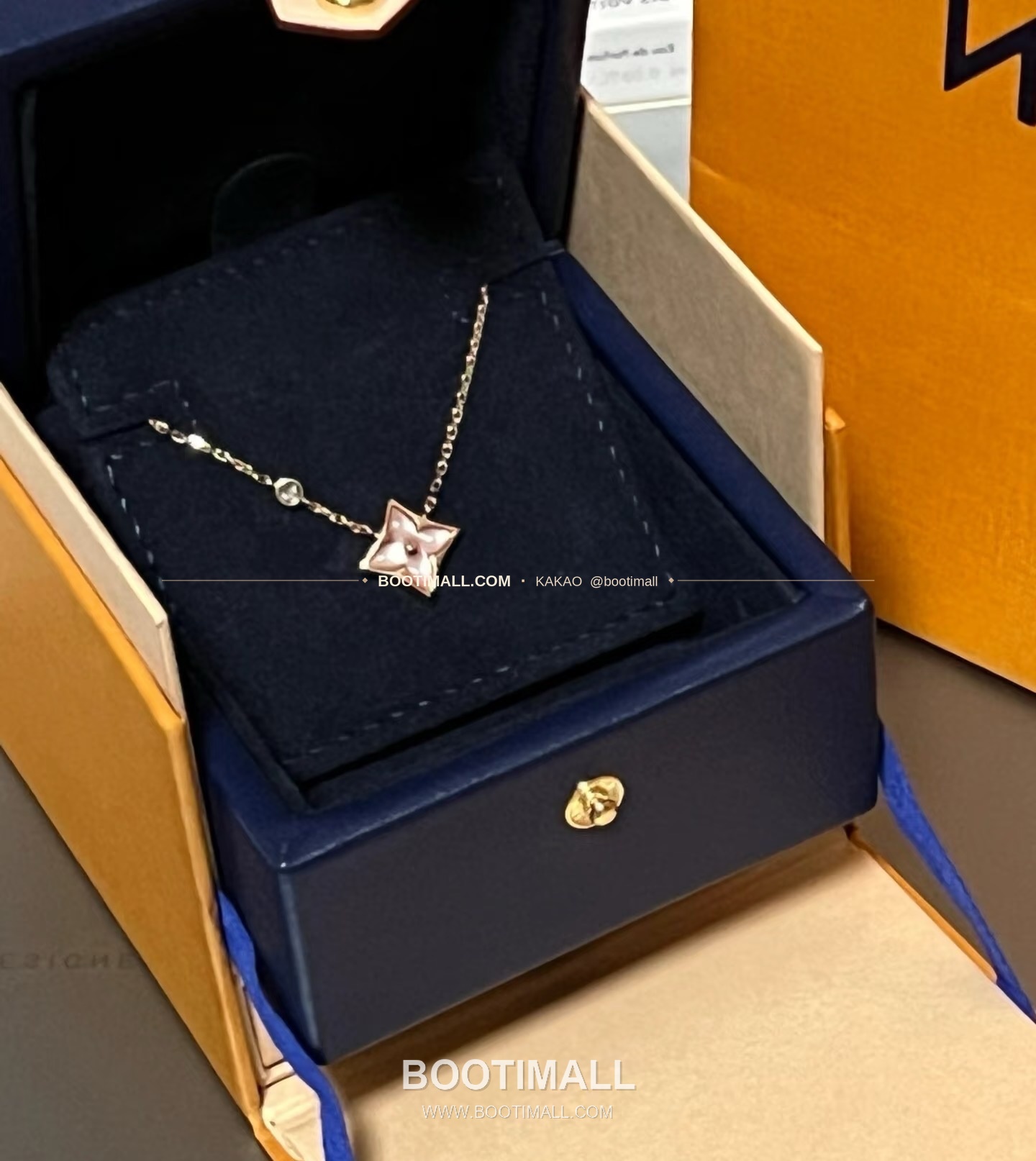 루이비통 모노그램 플라워 핑크 자개 V 골드 네크리스 Louis Vuitton Monogram Flower Pink Mother of Pearl V Gold Necklace 7