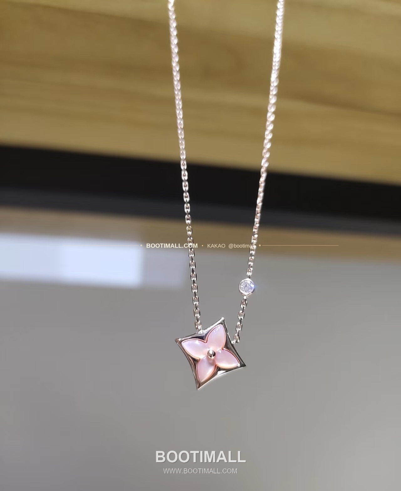 루이비통 모노그램 플라워 핑크 자개 V 골드 네크리스 Louis Vuitton Monogram Flower Pink Mother of Pearl V Gold Necklace 9