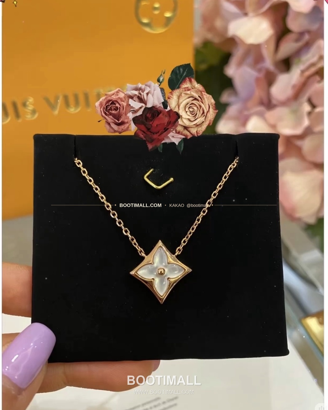 루이비통 모노그램 플라워 화이트 자개 V 골드 네크리스 Louis Vuitton Monogram Flower White Mother of Pearl V Gold Necklace 1