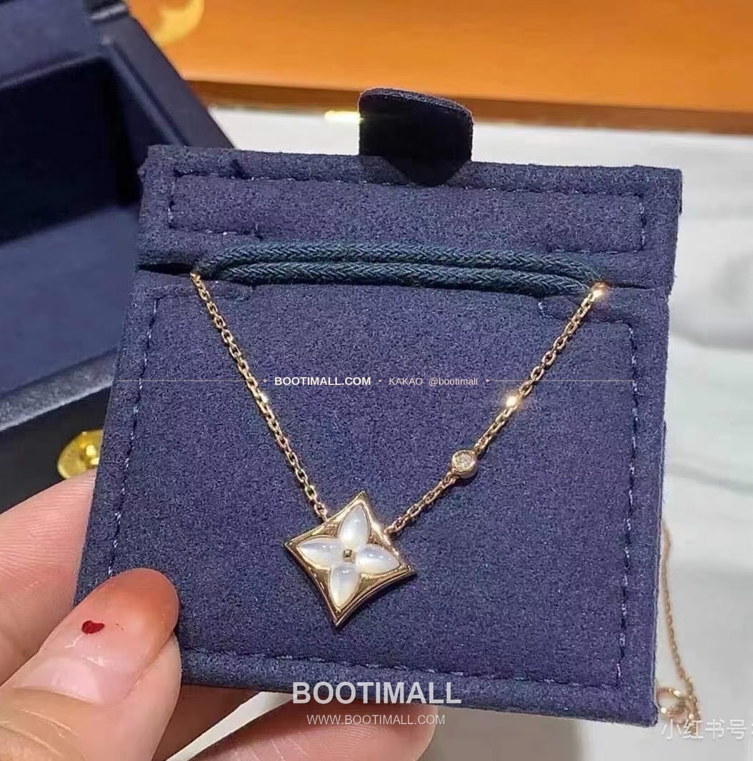 루이비통 모노그램 플라워 화이트 자개 V 골드 네크리스 Louis Vuitton Monogram Flower White Mother of Pearl V Gold Necklace 2