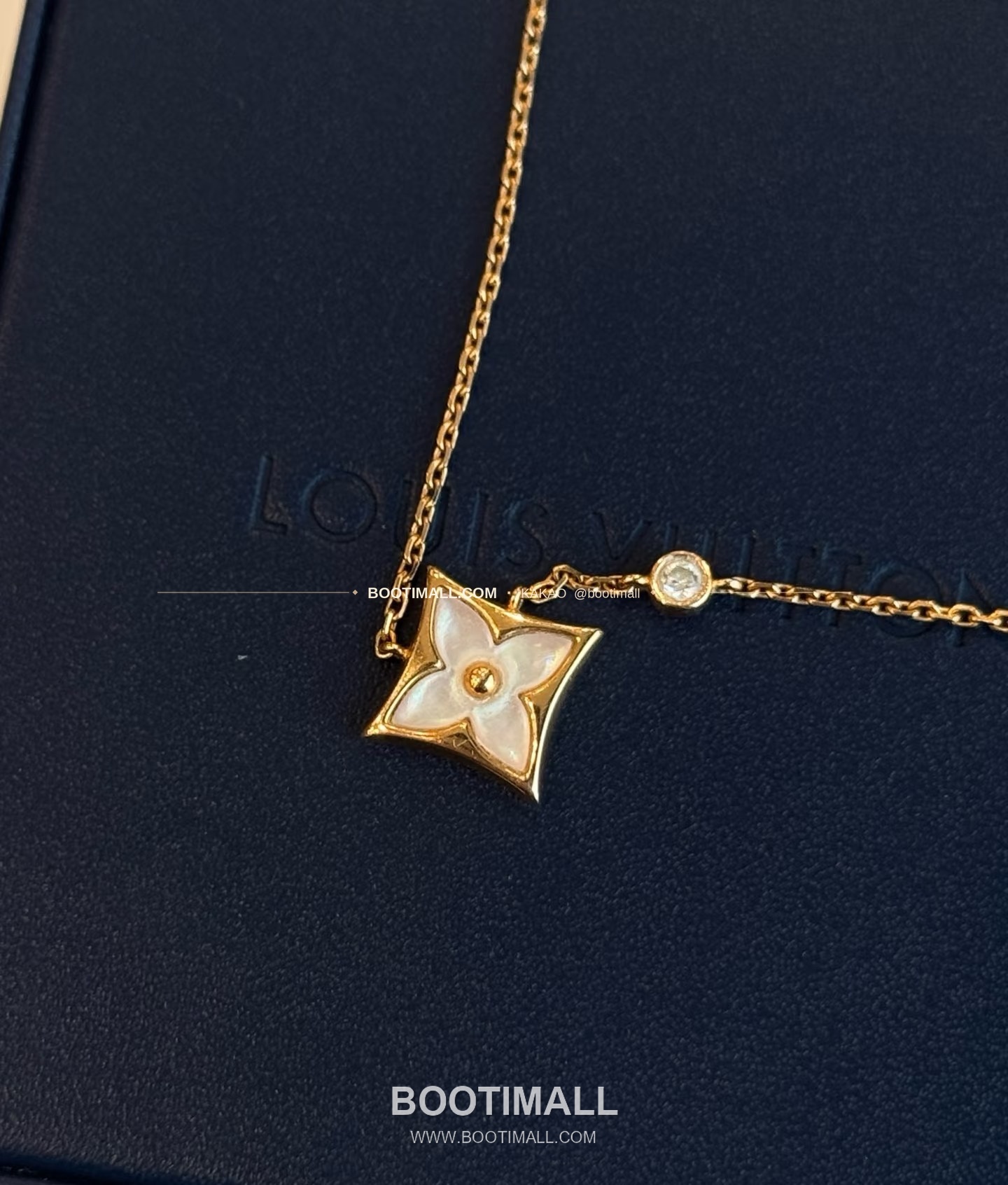 루이비통 모노그램 플라워 화이트 자개 V 골드 네크리스 Louis Vuitton Monogram Flower White Mother of Pearl V Gold Necklace 3