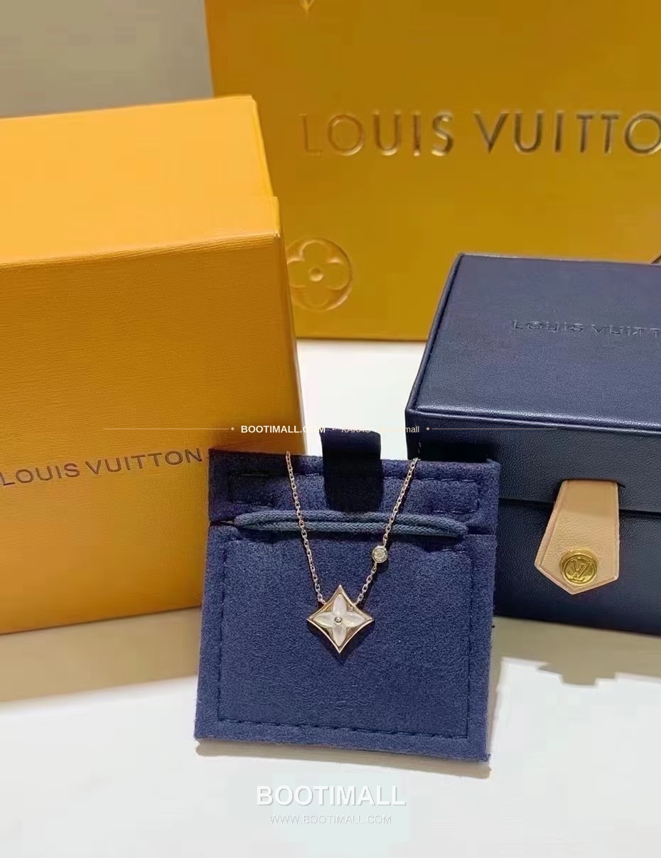 루이비통 모노그램 플라워 화이트 자개 V 골드 네크리스 Louis Vuitton Monogram Flower White Mother of Pearl V Gold Necklace 4
