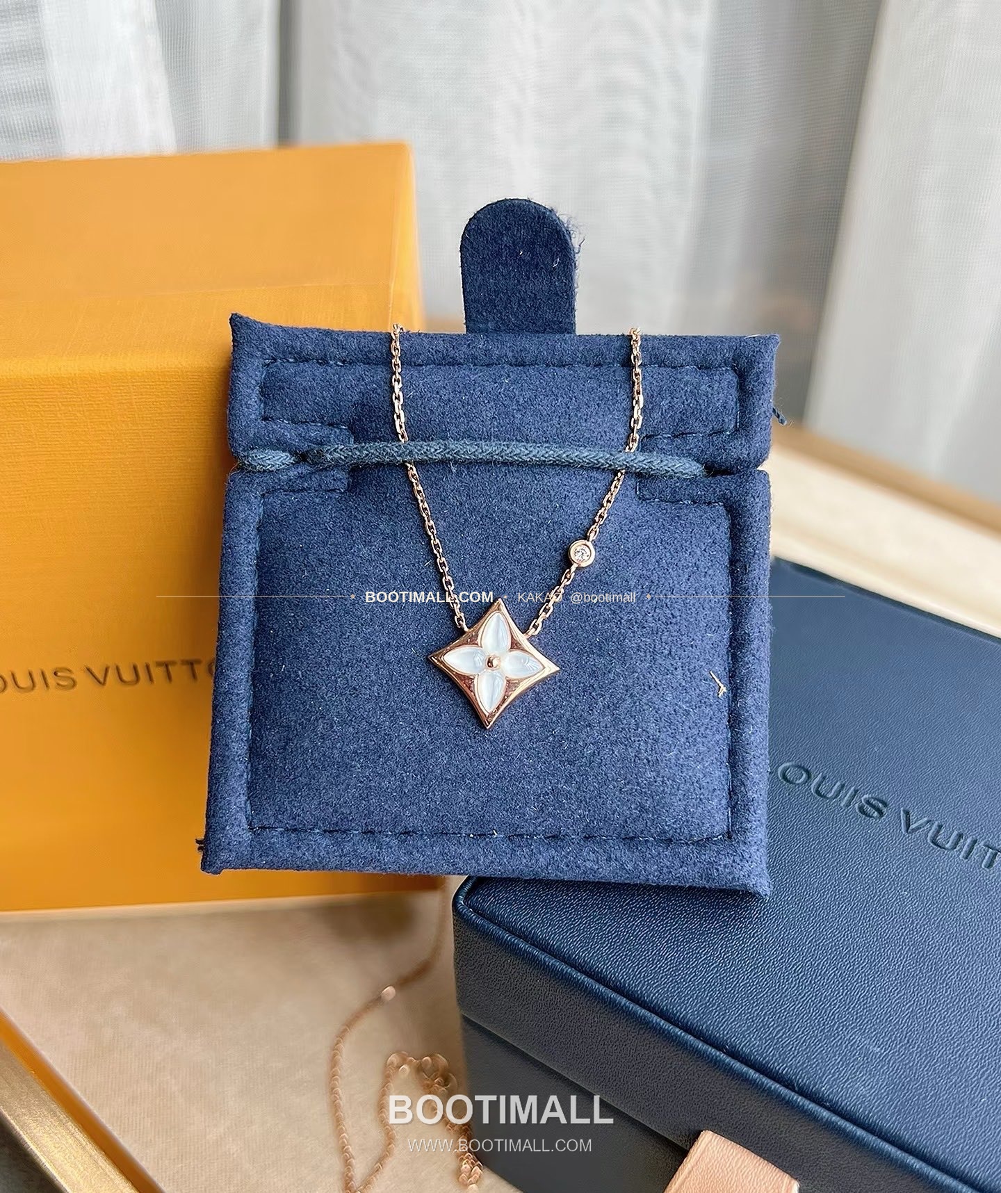 루이비통 모노그램 플라워 화이트 자개 V 골드 네크리스 Louis Vuitton Monogram Flower White Mother of Pearl V Gold Necklace 5
