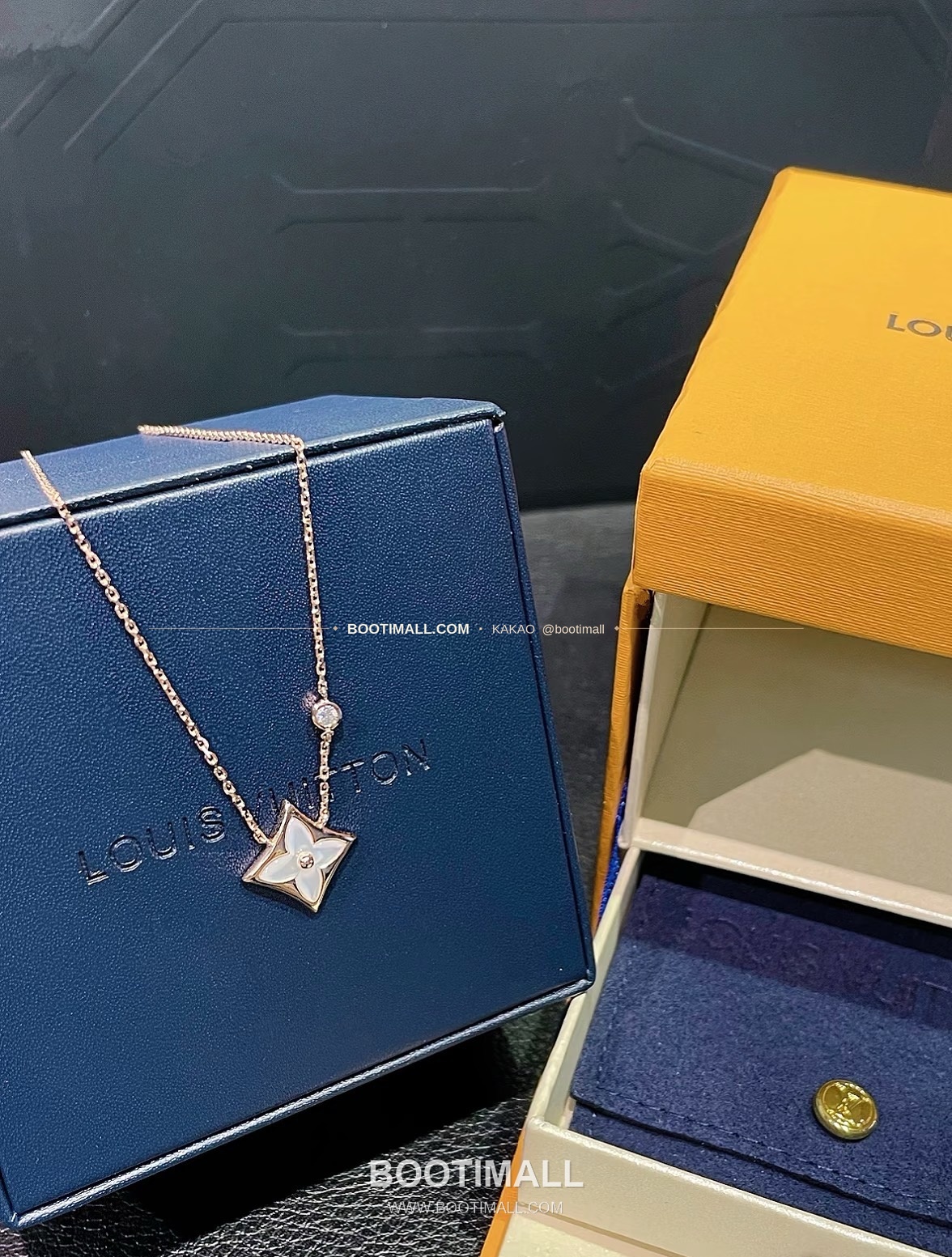 루이비통 모노그램 플라워 화이트 자개 V 골드 네크리스 Louis Vuitton Monogram Flower White Mother of Pearl V Gold Necklace 6