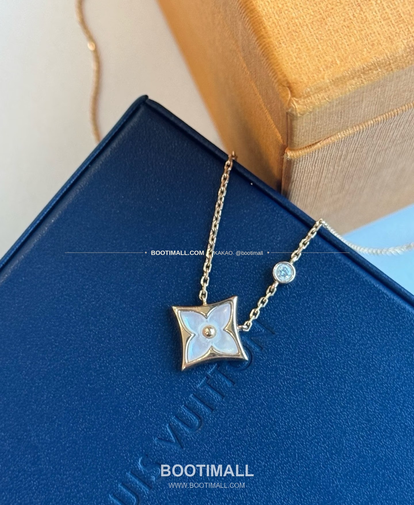 루이비통 모노그램 플라워 화이트 자개 V 골드 네크리스 Louis Vuitton Monogram Flower White Mother of Pearl V Gold Necklace 7