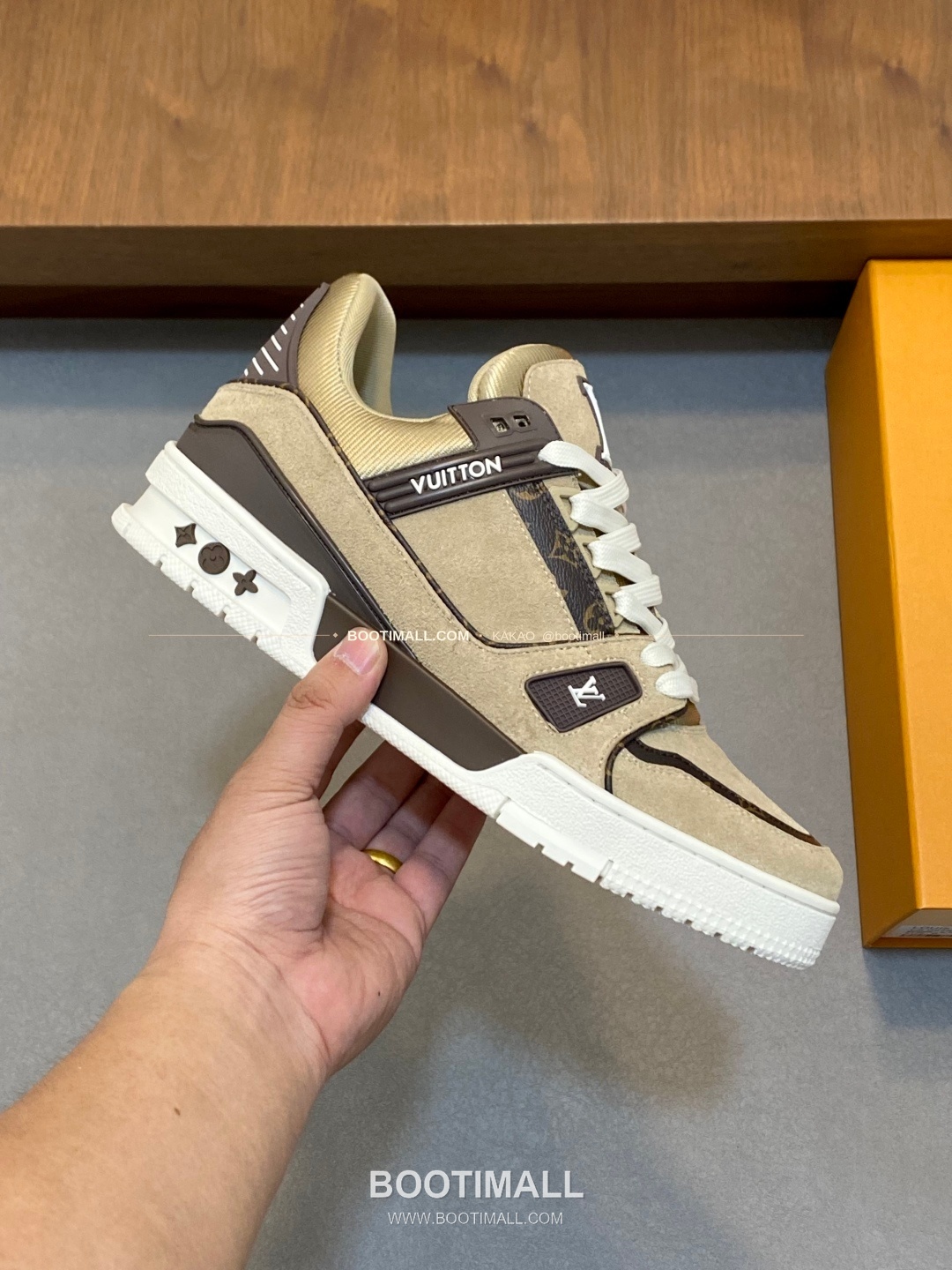 루이비통 스웨이드 모노그램 로고 레이스업 스니커즈 베이지 Louis Vuitton Suede Monogram Logo Lace-Up Sneakers 4