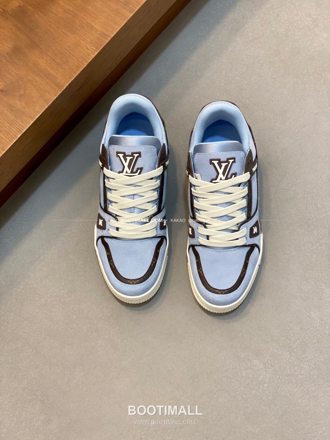 루이비통 스웨이드 모노그램 로고 레이스업 스니커즈 스카이블루 Louis Vuitton Suede Monogram Logo Lace-Up Sneakers 1