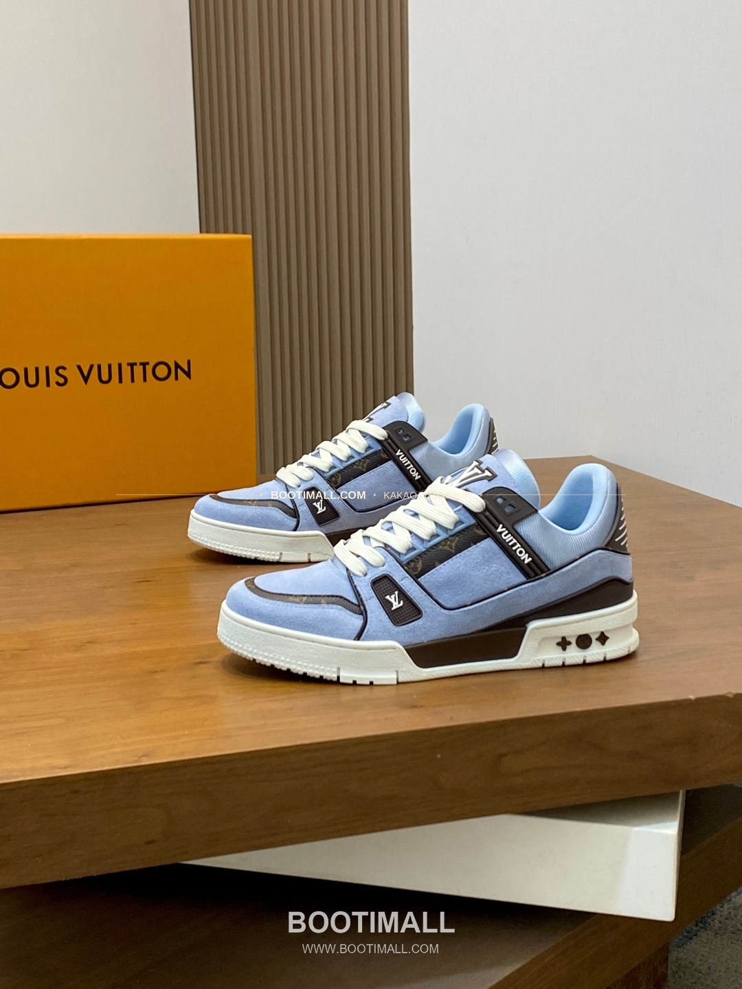 루이비통 스웨이드 모노그램 로고 레이스업 스니커즈 스카이블루 Louis Vuitton Suede Monogram Logo Lace-Up Sneakers 3