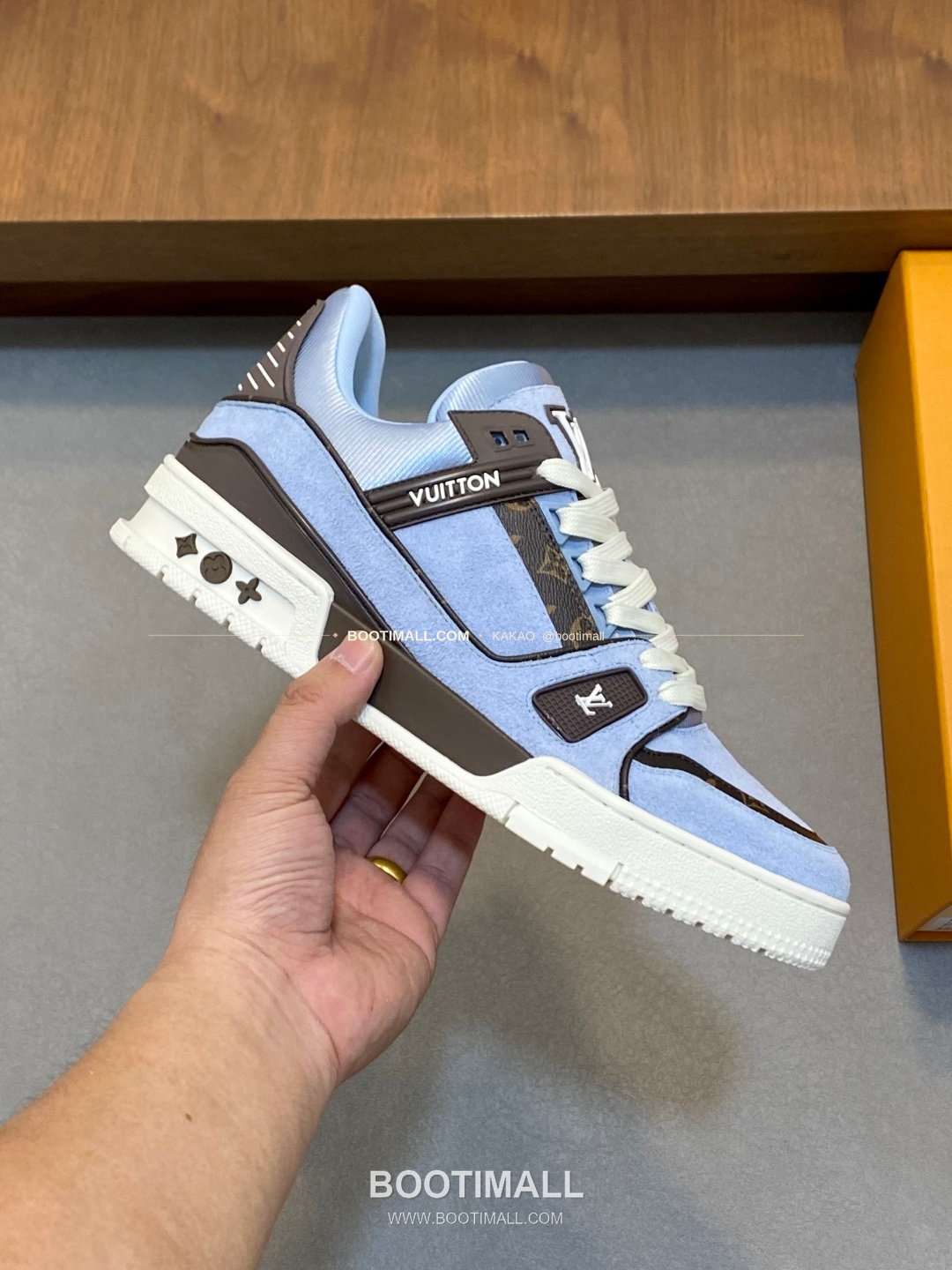 루이비통 스웨이드 모노그램 로고 레이스업 스니커즈 스카이블루 Louis Vuitton Suede Monogram Logo Lace-Up Sneakers 4