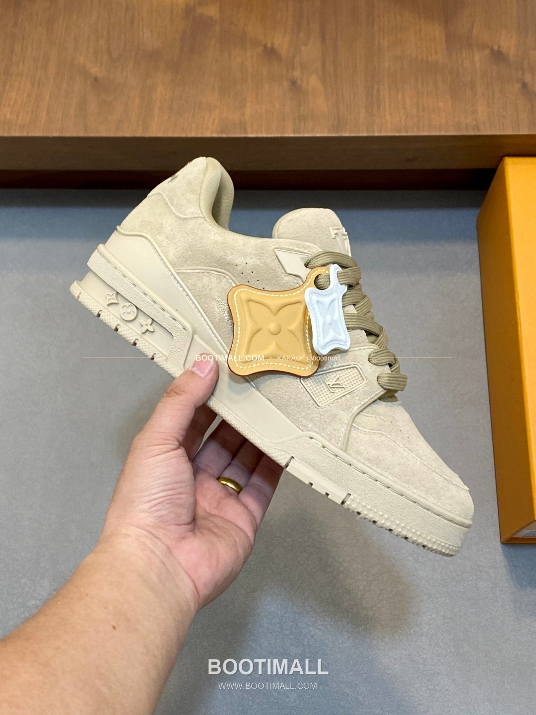 루이비통 스웨이드 모노그램 로고 레이스업 스니커즈 Louis Vuitton Suede Monogram Logo Lace-Up Sneakers 4