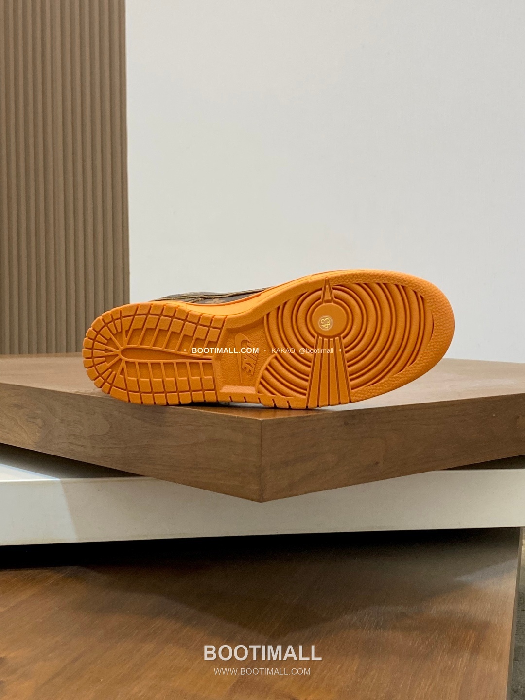 루이비통 에어 그레인 송아지가죽 로고 레이스업 스니커즈 Louis Vuitton AIR Grained Calfskin Logo Lace-Up Sneakers 9