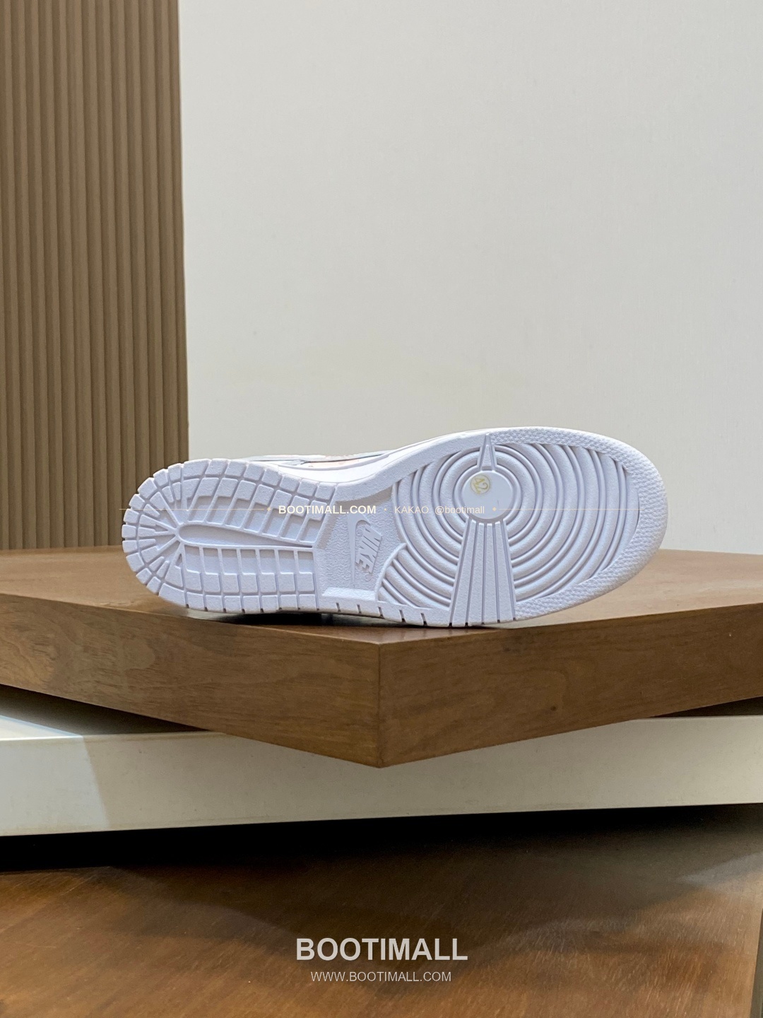 루이비통 에어 그레인 송아지가죽 로고 레이스업 스니커즈 Louis Vuitton AIR Grained Calfskin Logo Lace-Up Sneakers 9