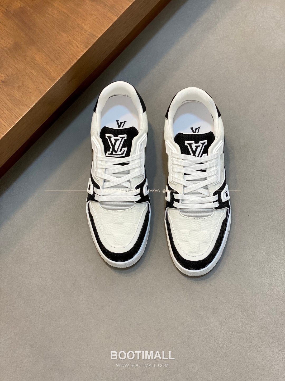 루이비통 트레이너 그레인가죽 로고 레이스업 스니커즈 Louis Vuitton Trainer Grained Calfskin Logo Lace-Up Sneakers 1