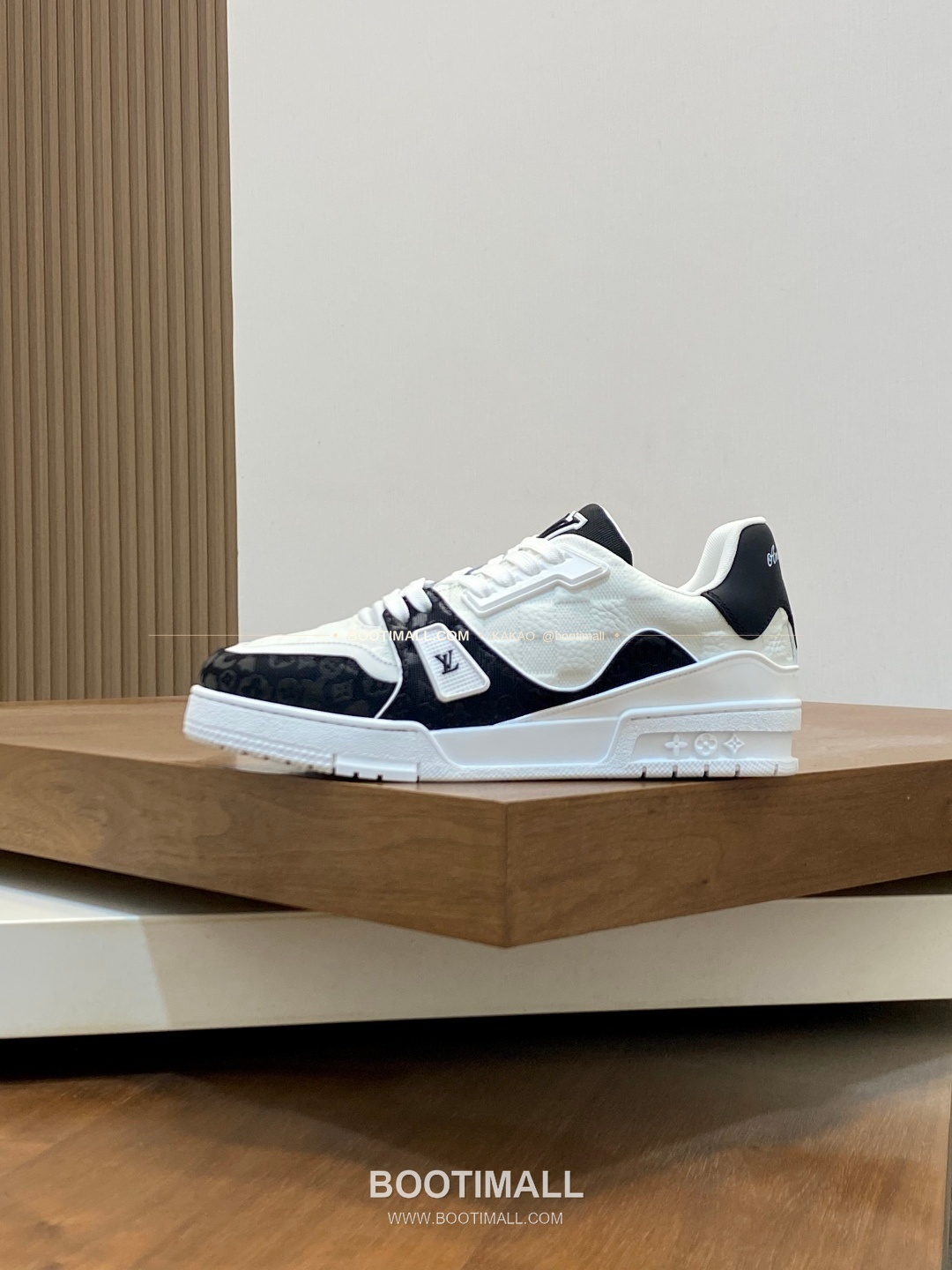 루이비통 트레이너 그레인가죽 로고 레이스업 스니커즈 Louis Vuitton Trainer Grained Calfskin Logo Lace-Up Sneakers 2