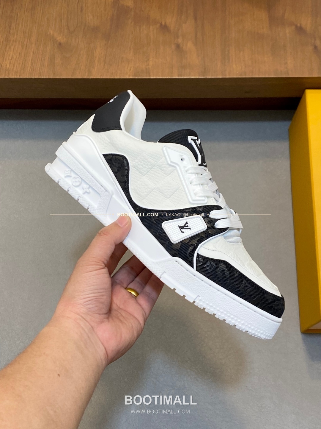 루이비통 트레이너 그레인가죽 로고 레이스업 스니커즈 Louis Vuitton Trainer Grained Calfskin Logo Lace-Up Sneakers 4