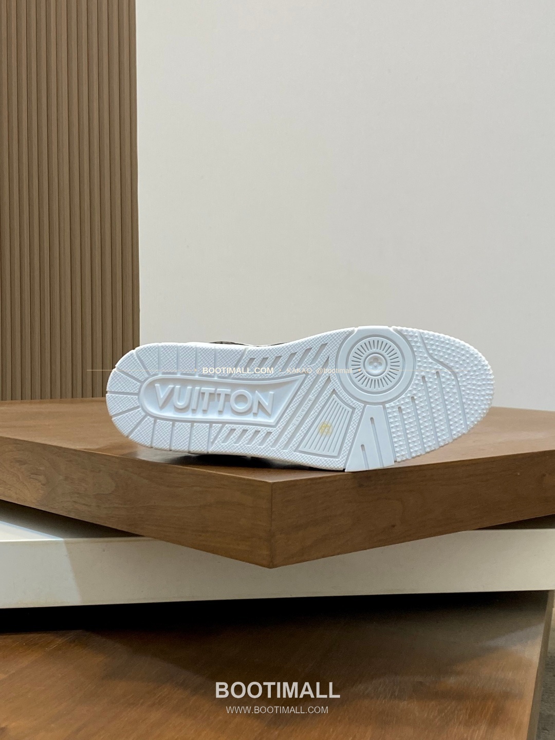 루이비통 트레이너 그레인가죽 로고 레이스업 스니커즈 Louis Vuitton Trainer Grained Calfskin Logo Lace-Up Sneakers 9