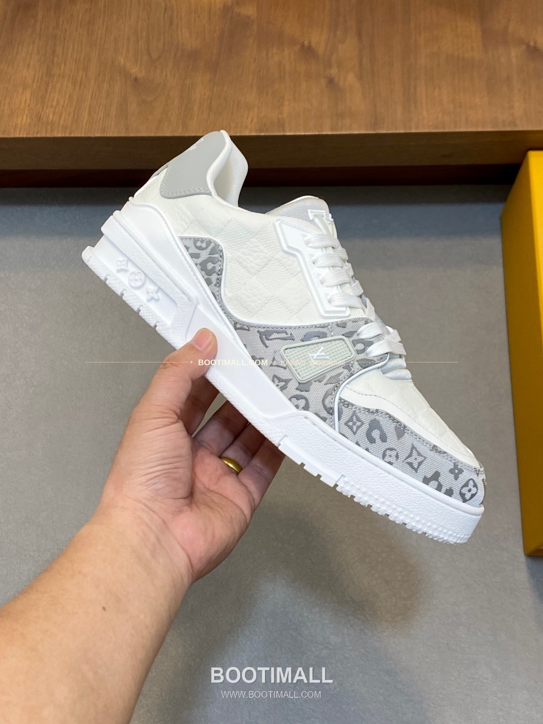 루이비통 트레이너 그레인가죽 로고 레이스업 스니커즈 Louis Vuitton Trainer Grained Calfskin Logo Lace-Up Sneakers 4