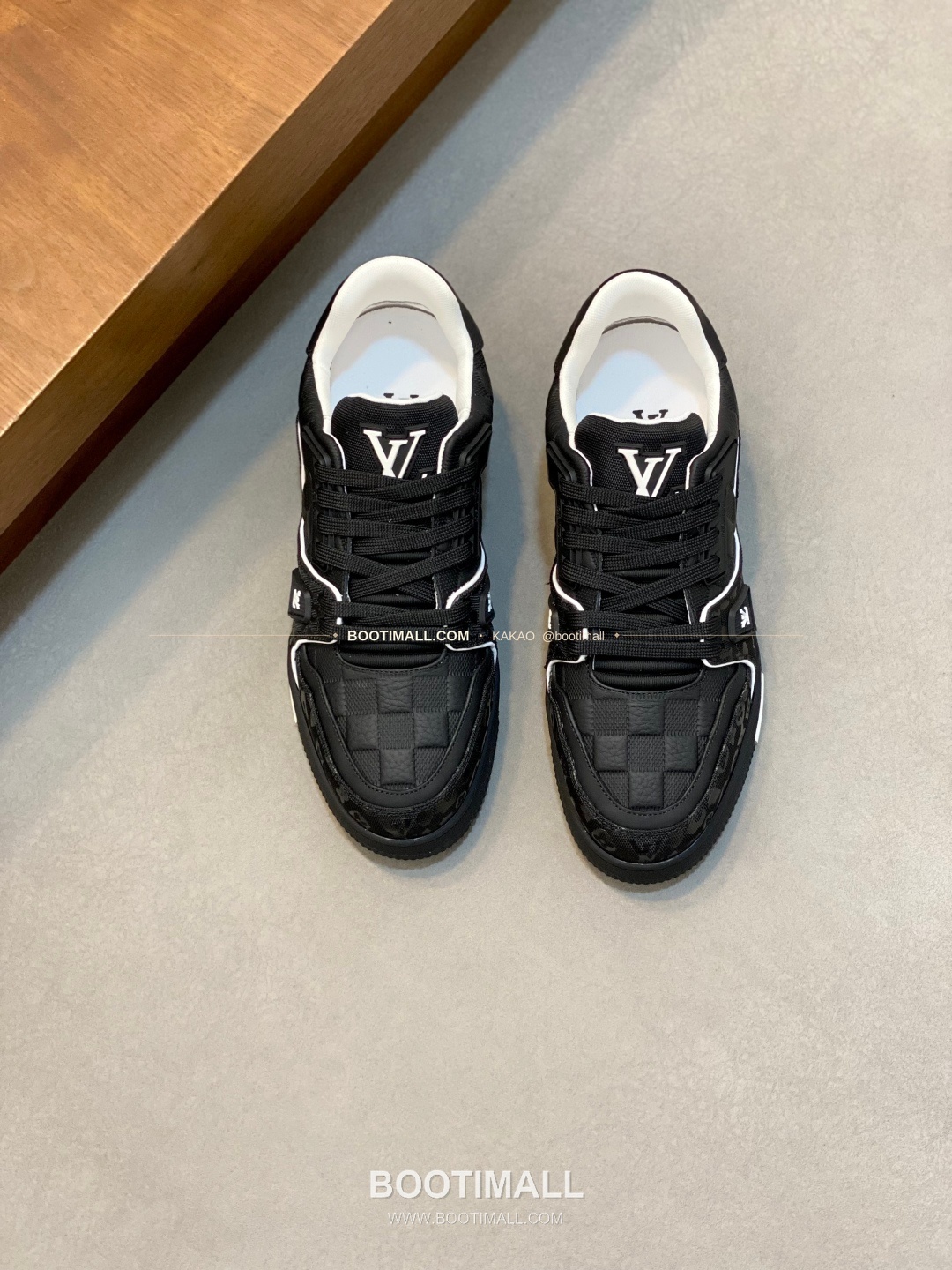 루이비통 트레이너 그레인가죽 로고 레이스업 스니커즈 블랙 Louis Vuitton Trainer Grained Calfskin Logo Lace-Up Sneakers 1